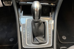 valkoinen Volkswagen Golf 2017 kuva 27.