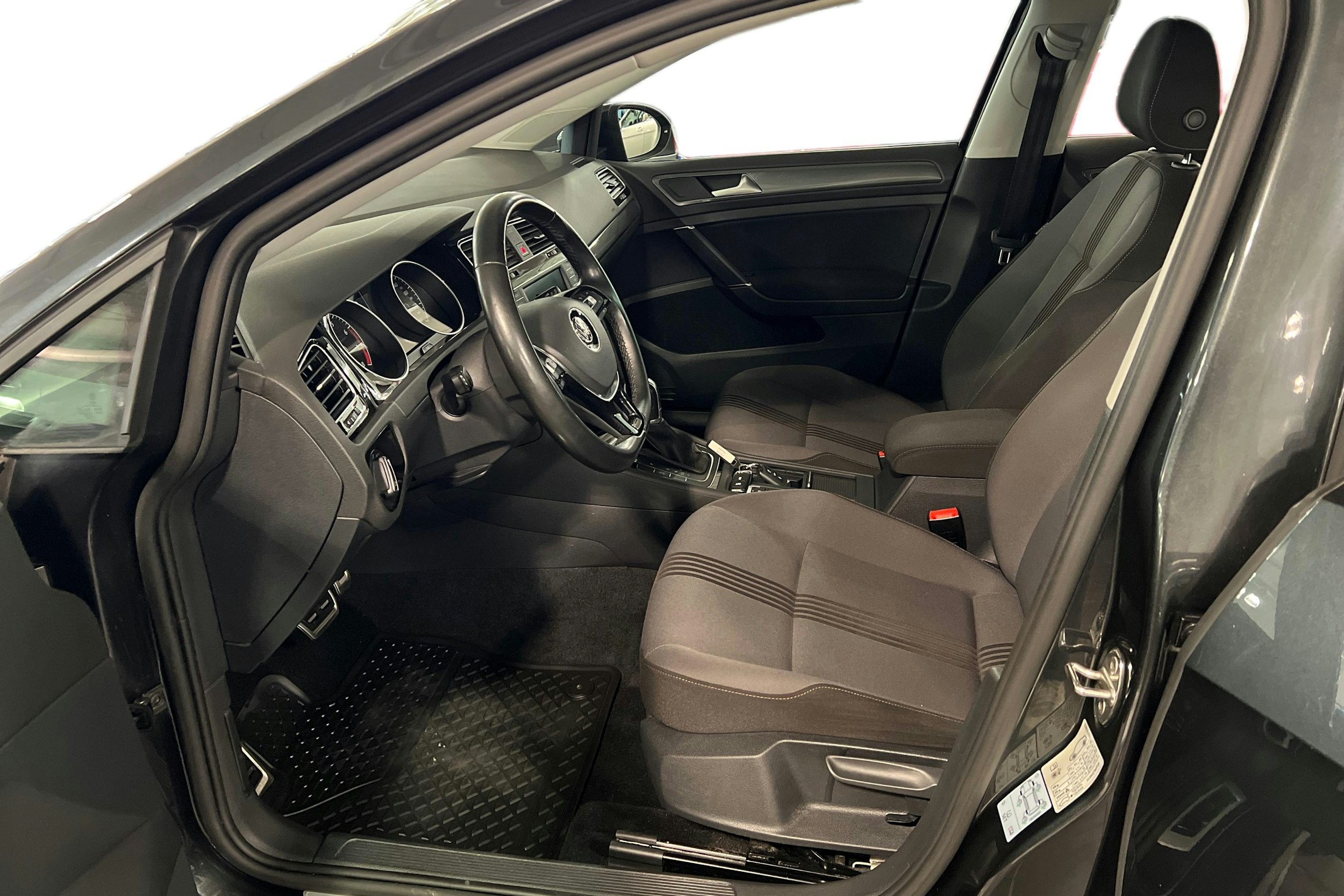 harmaa Volkswagen Golf 2017 kuva 7.