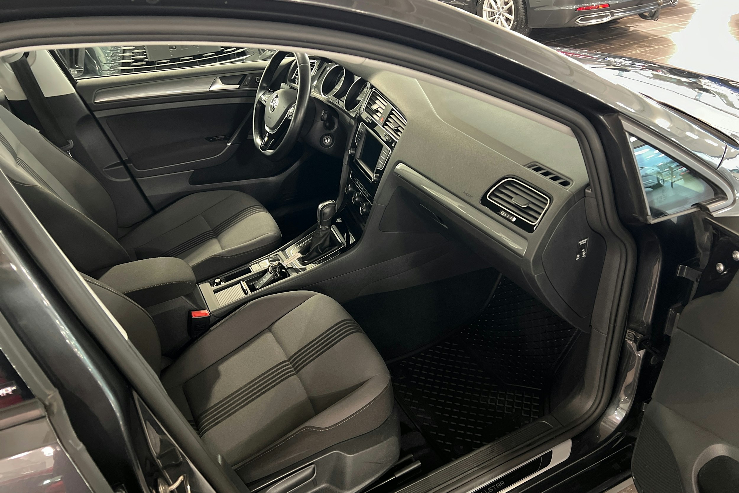 harmaa Volkswagen Golf 2017 kuva 16.