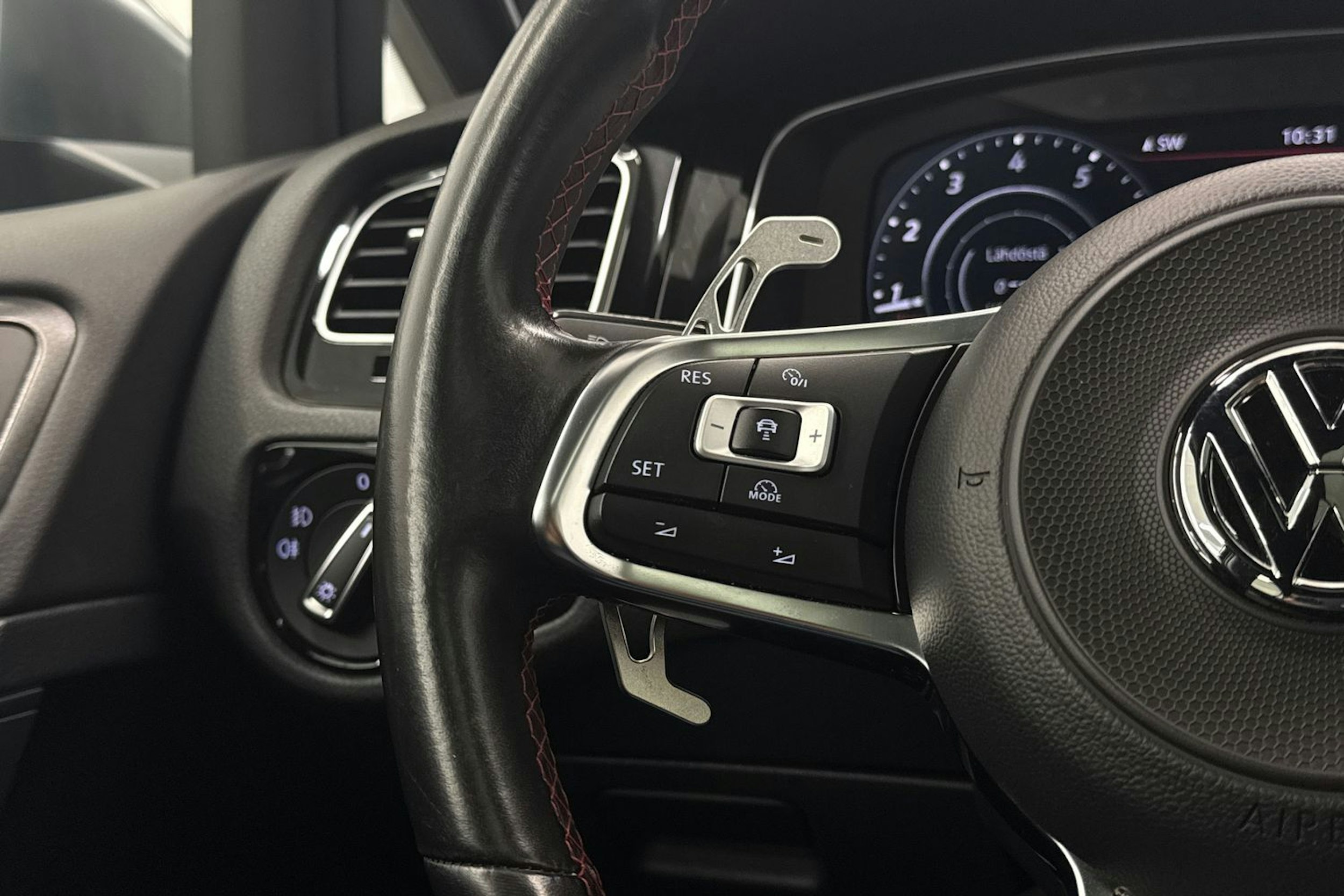 musta Volkswagen Golf 2017 kuva 16.