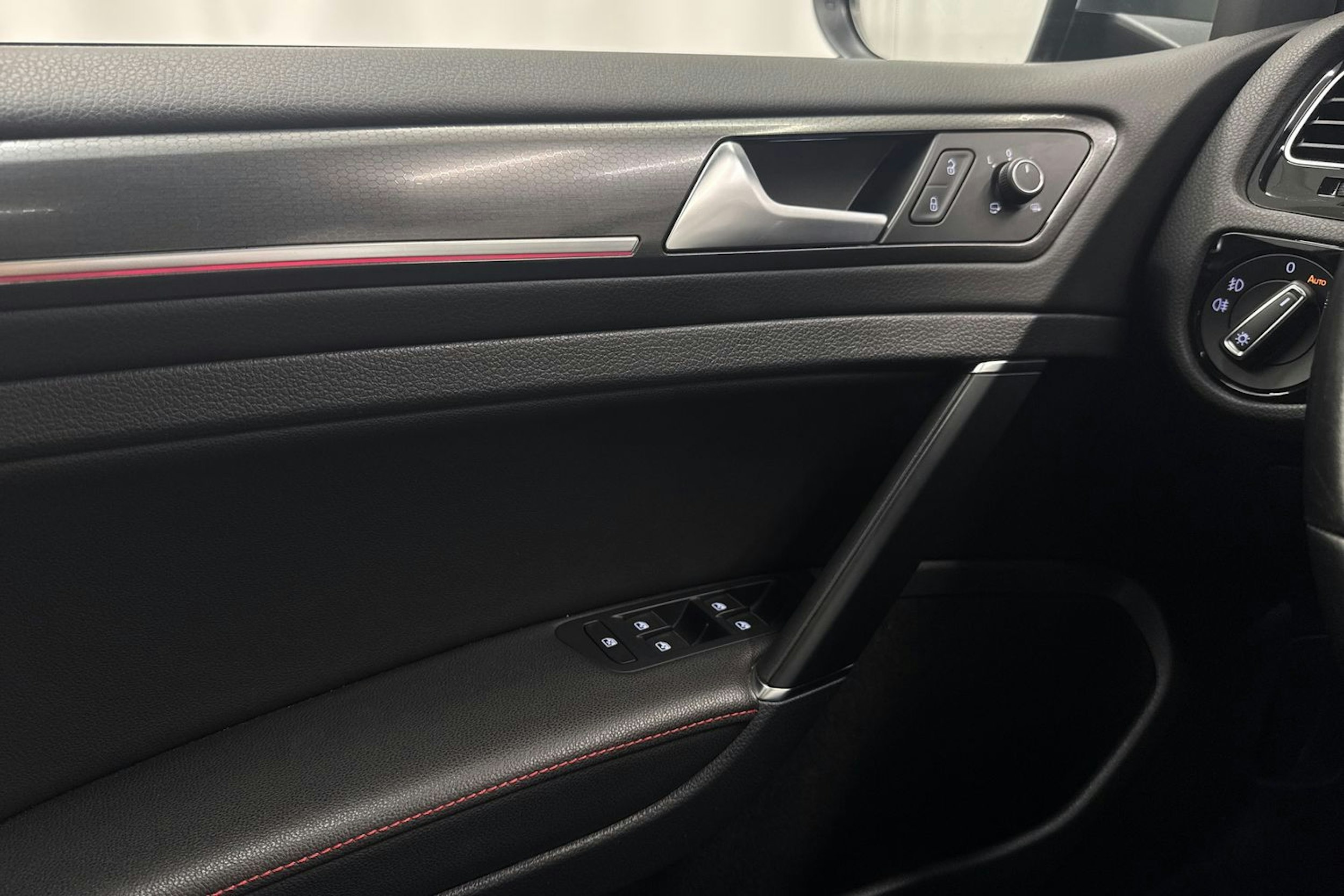musta Volkswagen Golf 2017 kuva 18.