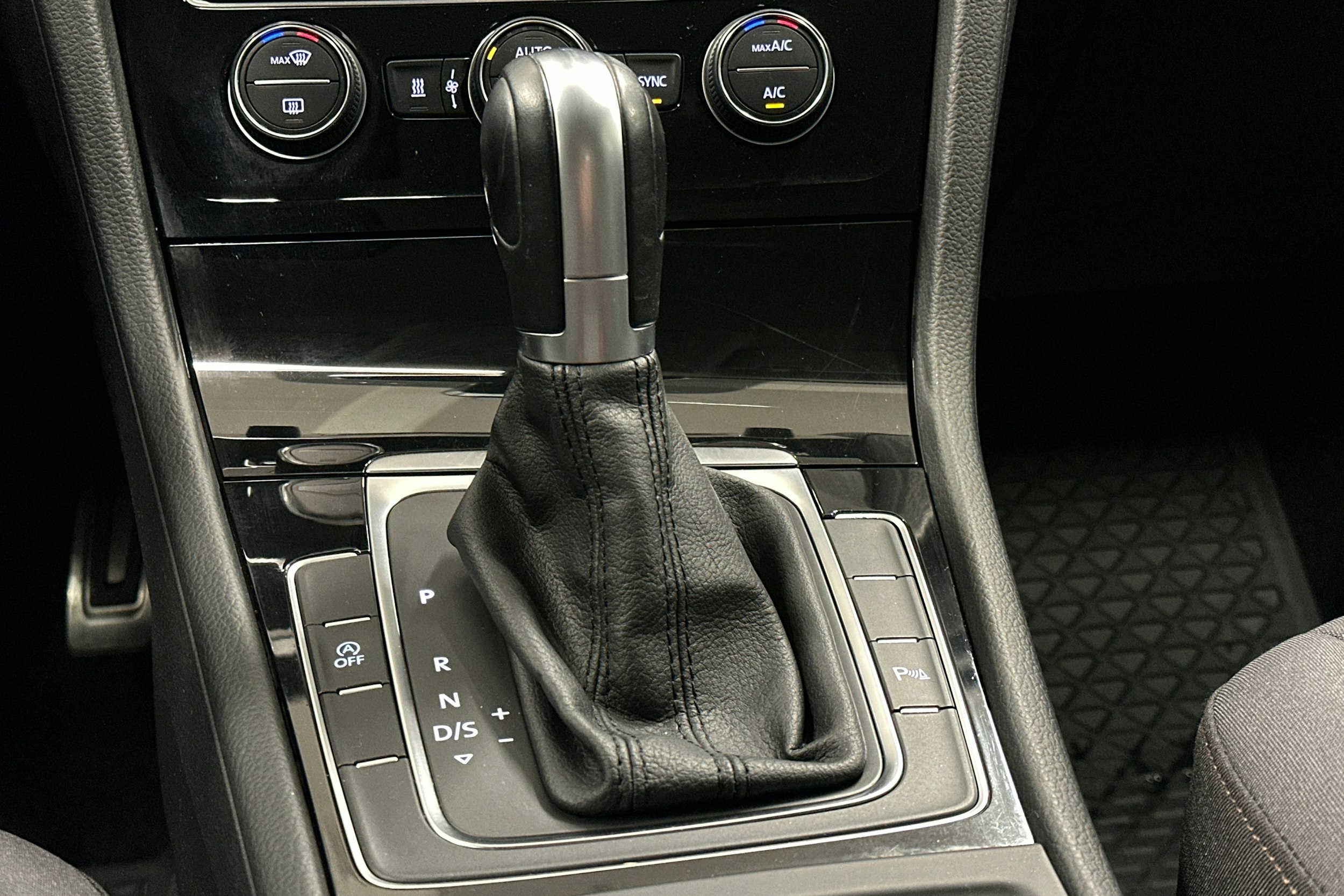 harmaa Volkswagen Golf 2017 kuva 16.