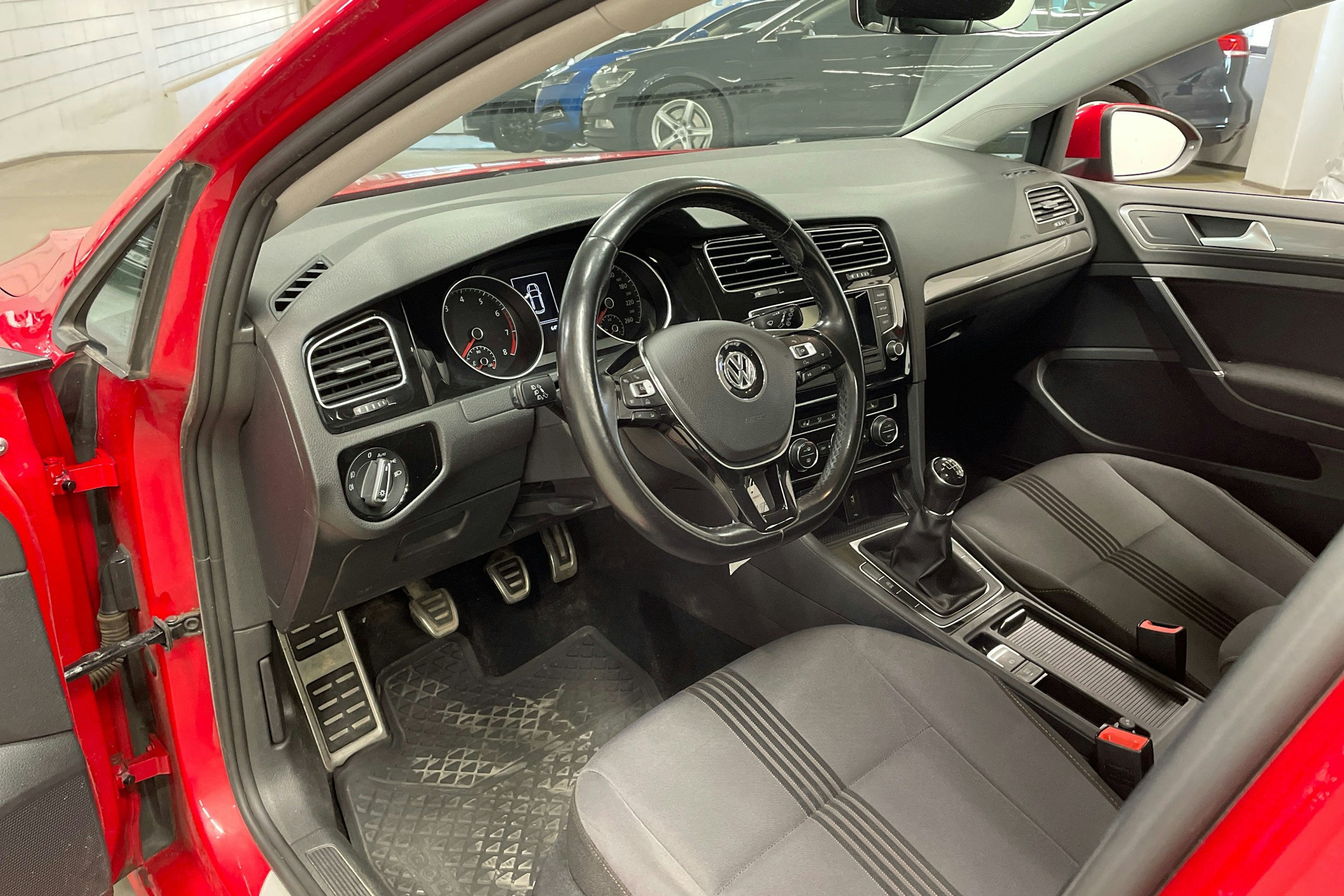 punainen Volkswagen Golf 2017 kuva 6.