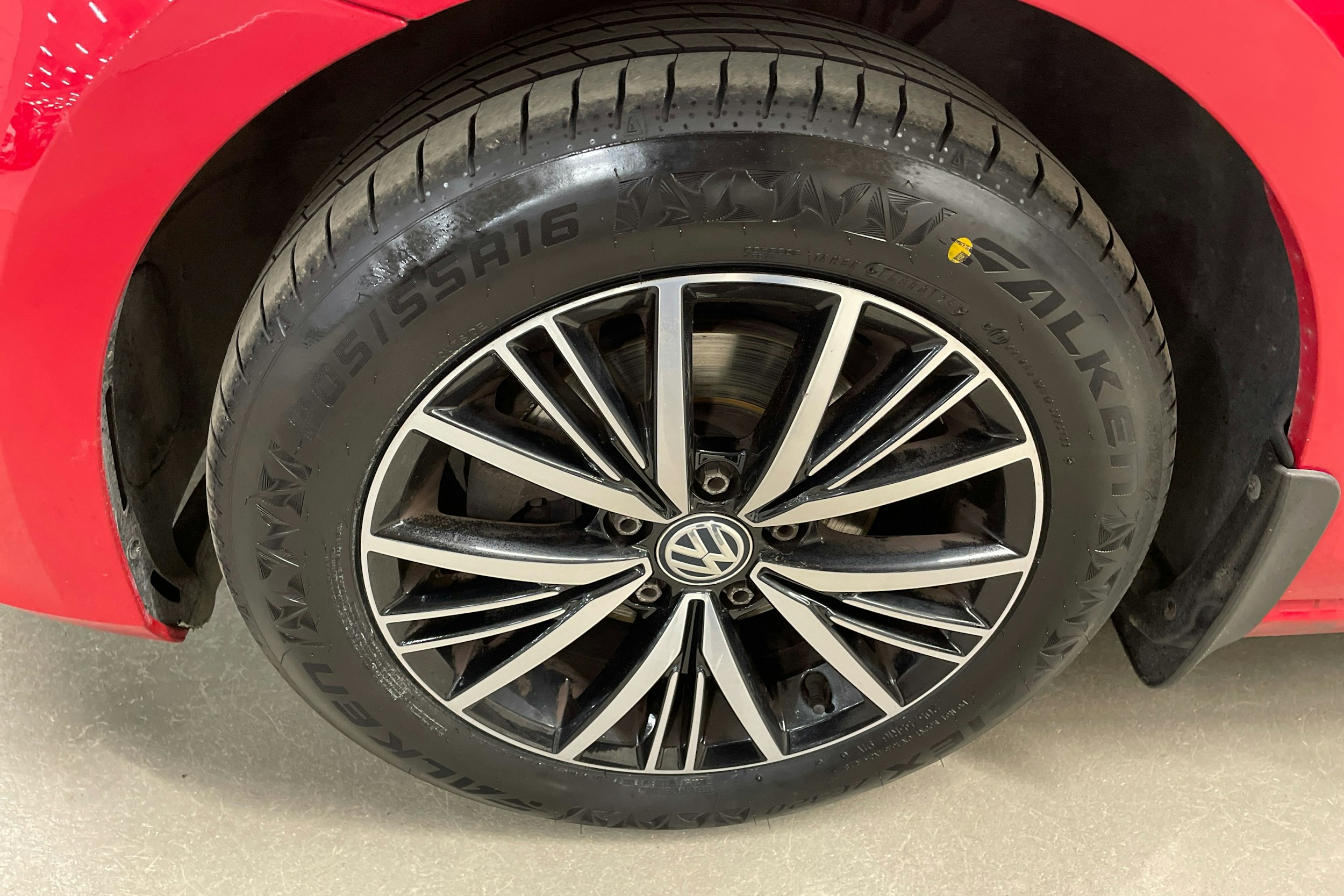 punainen Volkswagen Golf 2017 kuva 9.
