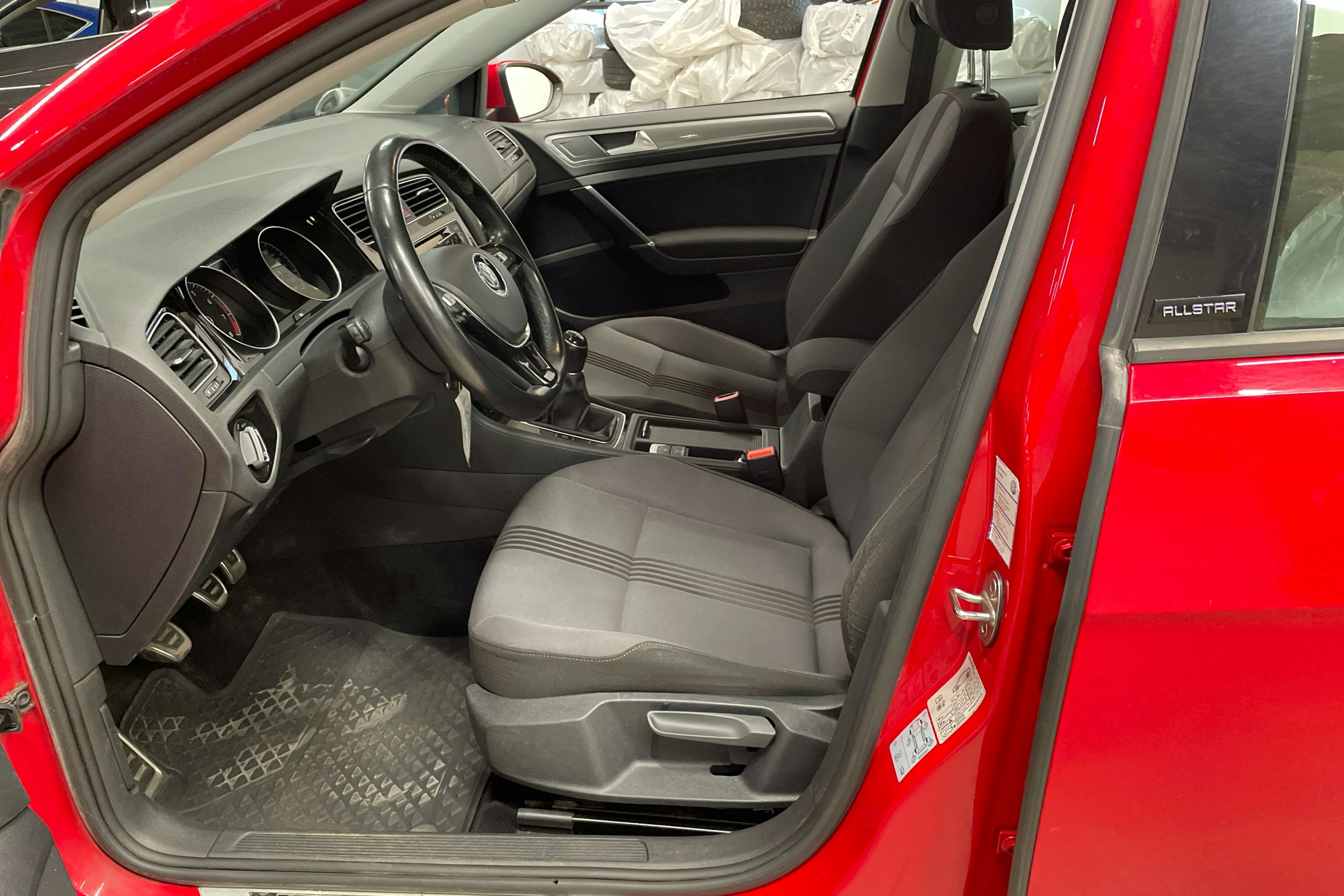 punainen Volkswagen Golf 2017 kuva 10.