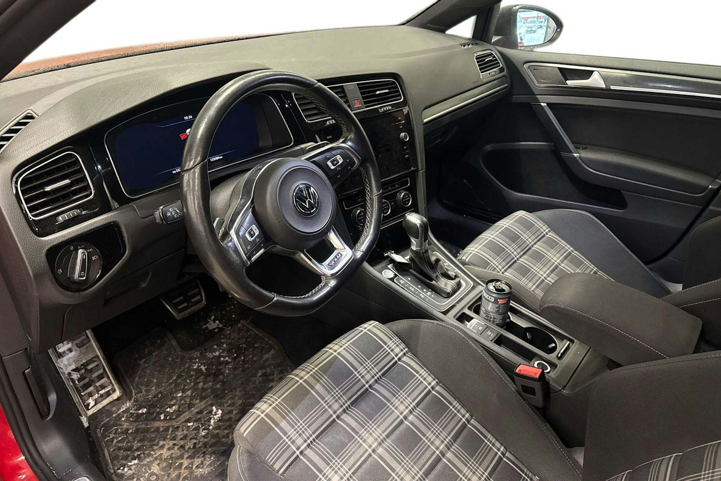 punainen Volkswagen Golf 2017 kuva 3.