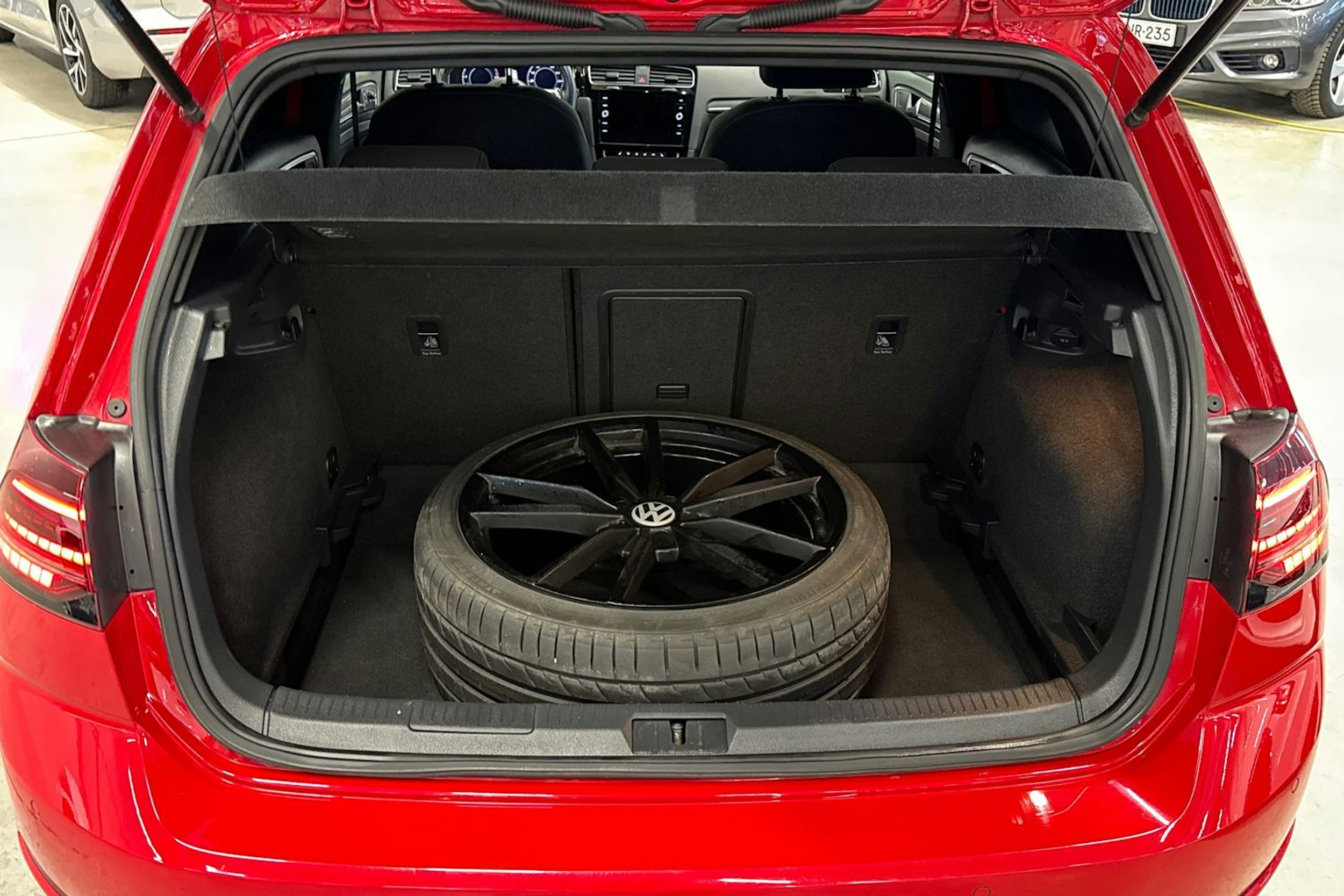 punainen Volkswagen Golf 2018 kuva 11.