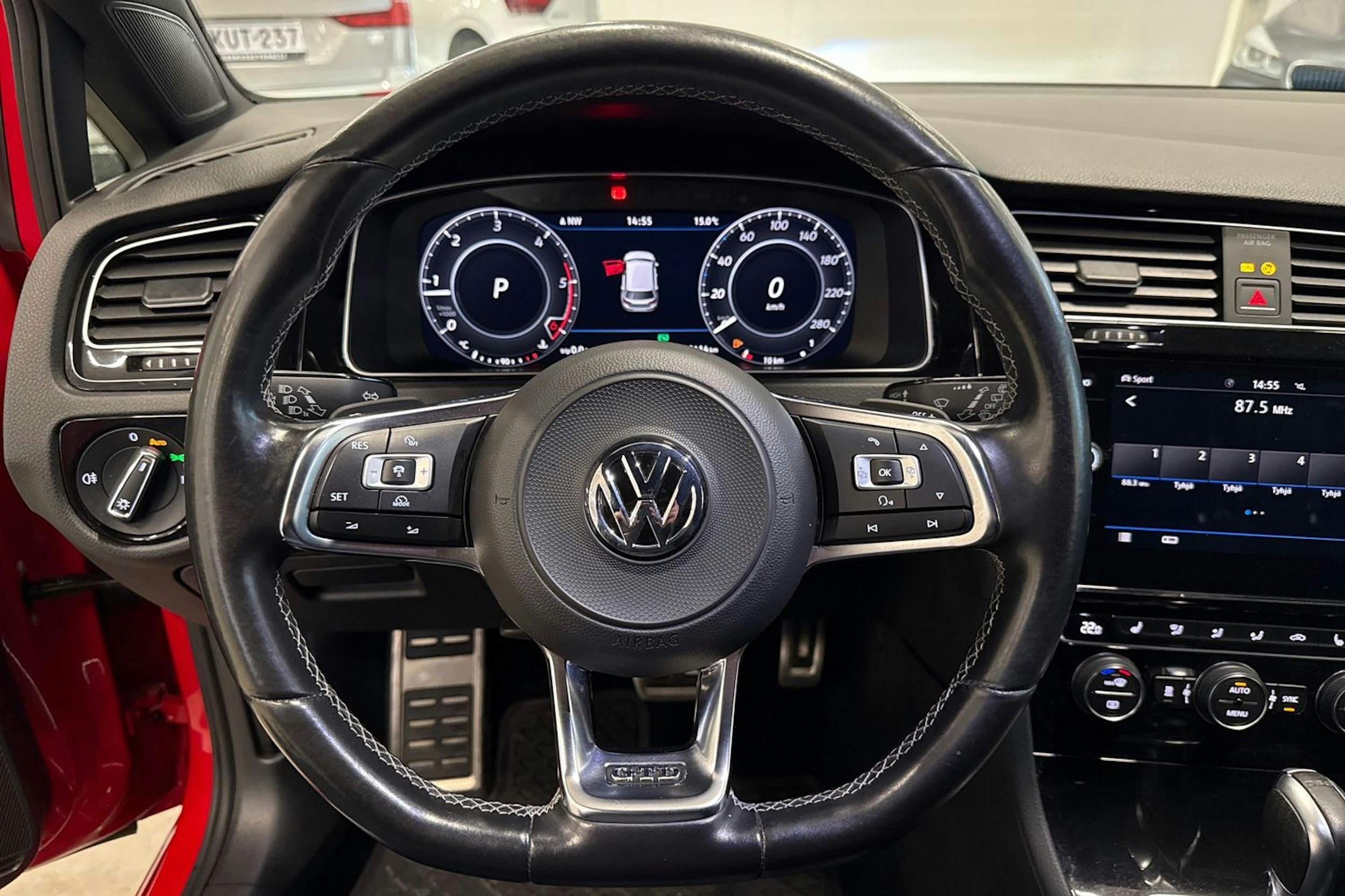 punainen Volkswagen Golf 2018 kuva 16.