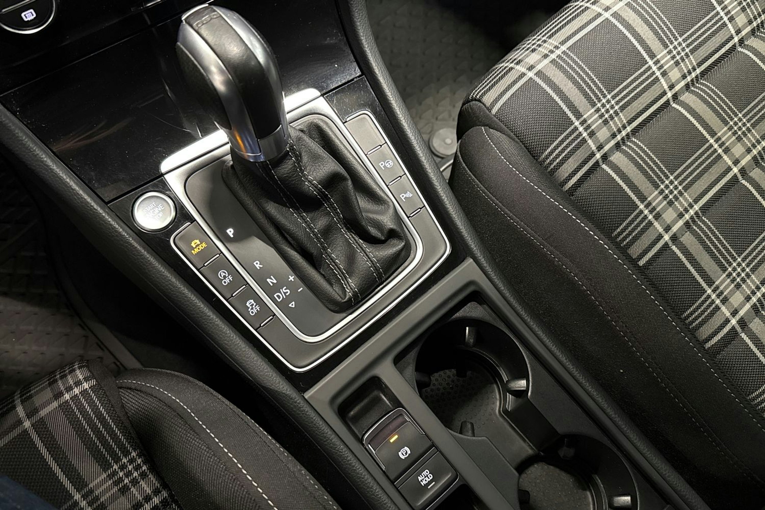 punainen Volkswagen Golf 2018 kuva 26.