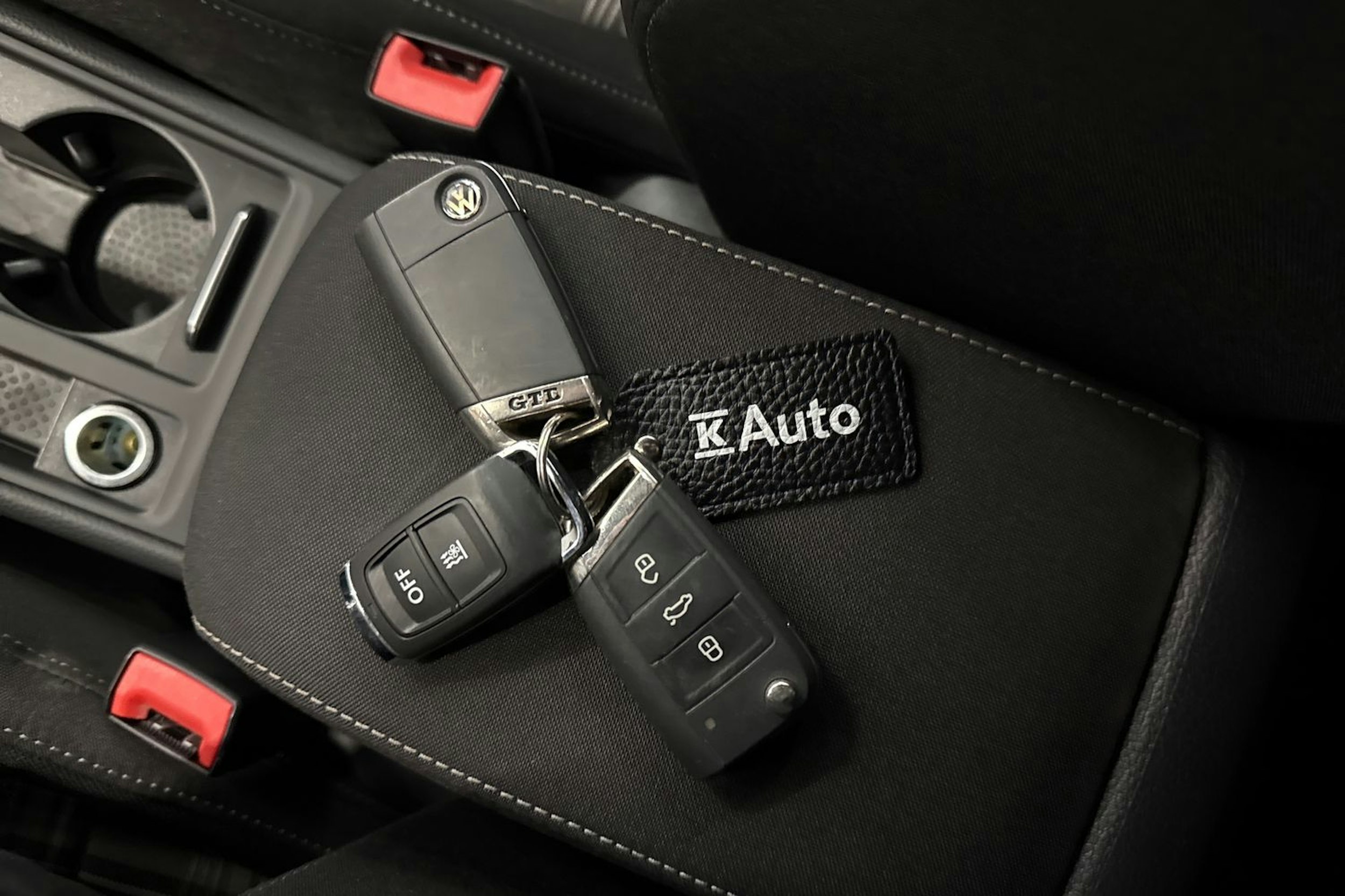 punainen Volkswagen Golf 2018 kuva 27.