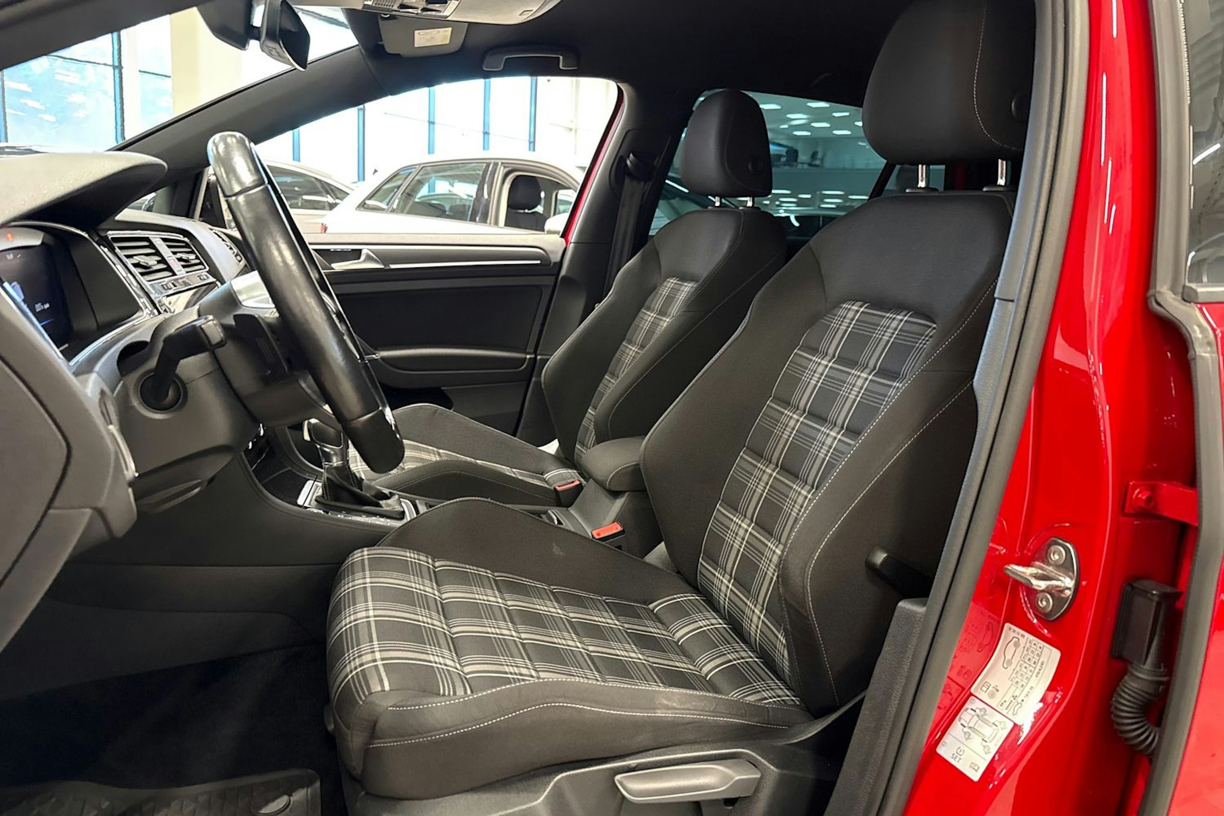 punainen Volkswagen Golf 2018 kuva 28.