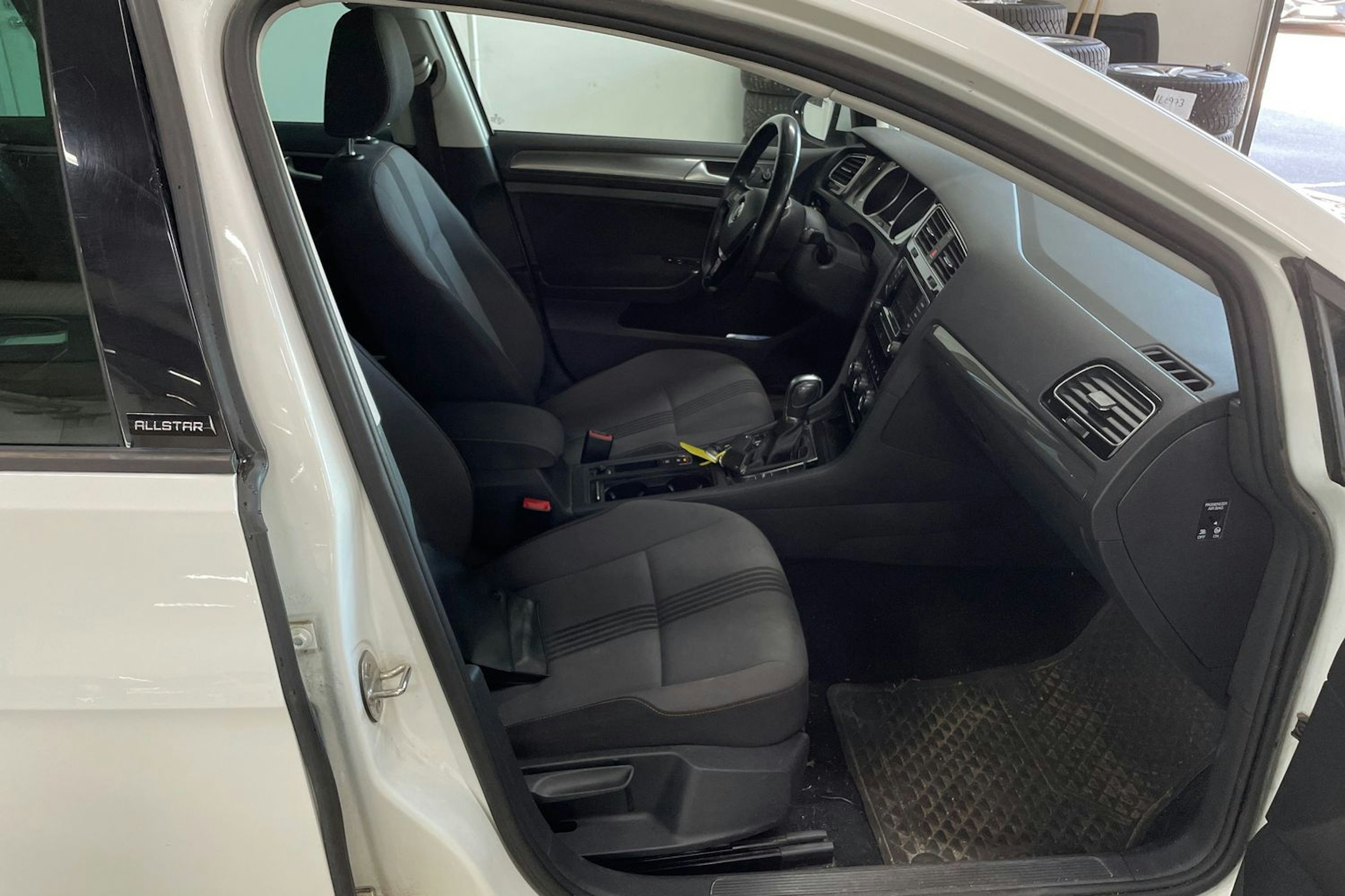 Valkoinen Volkswagen GOLF 2017 kuva 17.