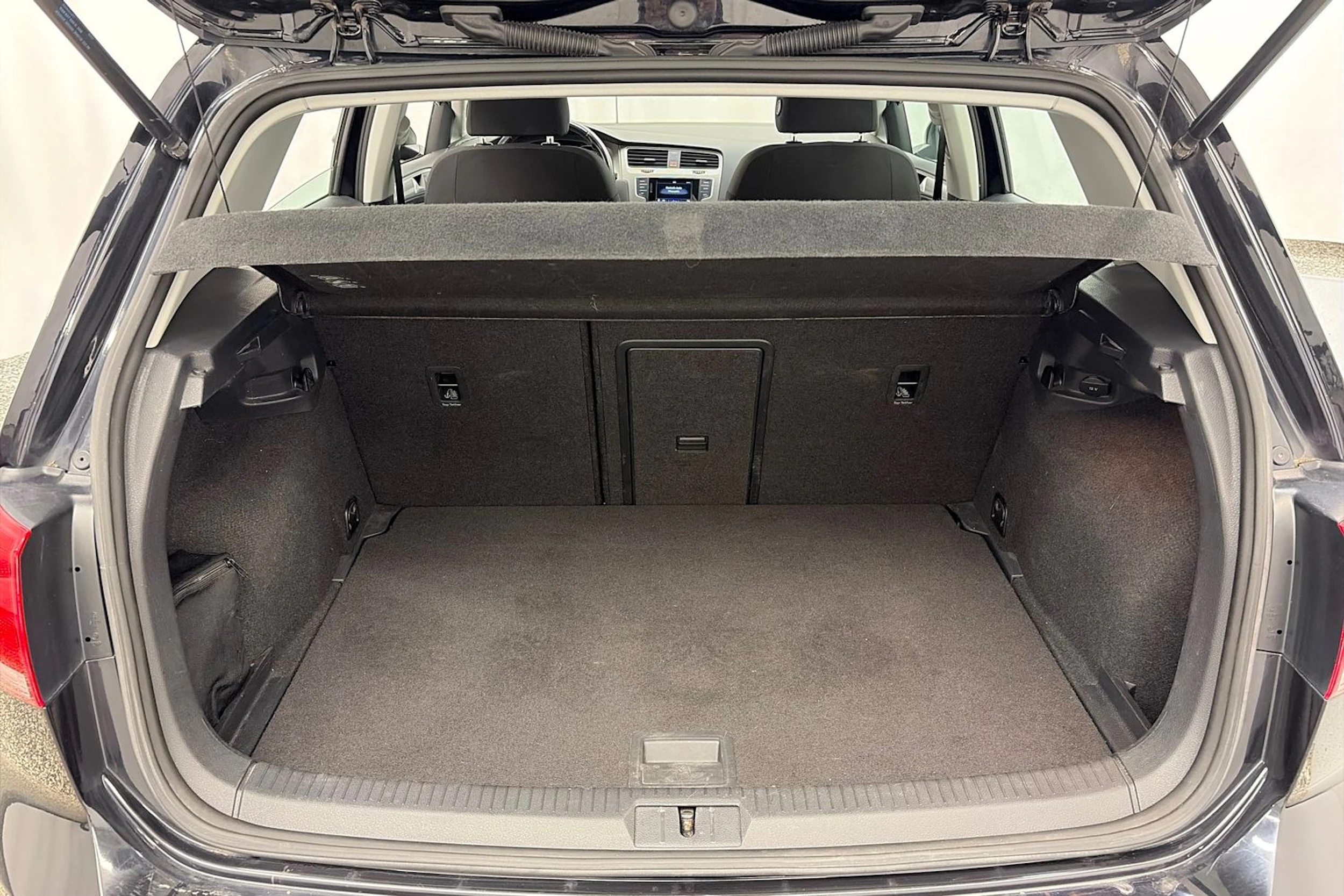 Musta Volkswagen GOLF 2017 kuva 11.