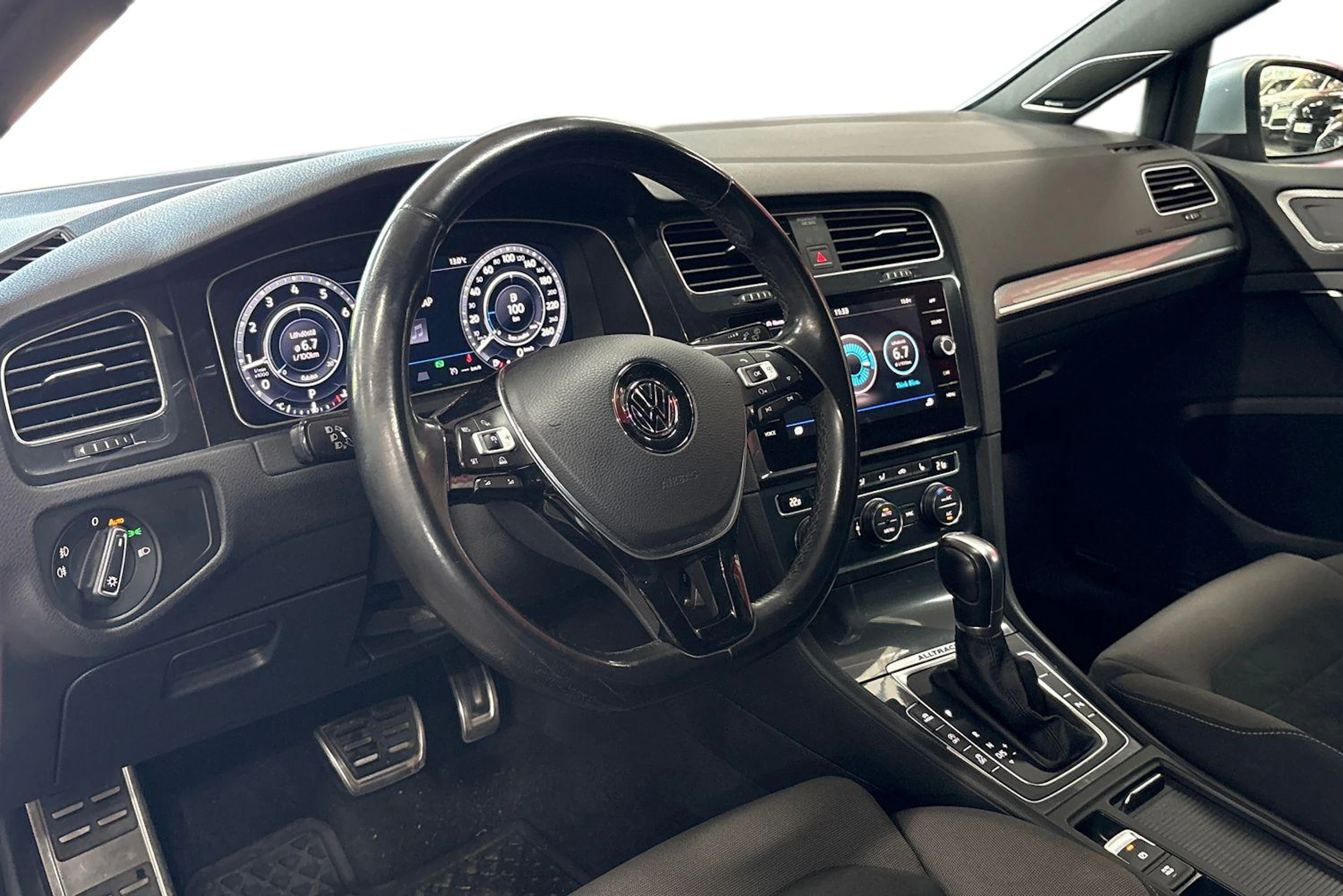 punainen Volkswagen Golf 2017 kuva 3.
