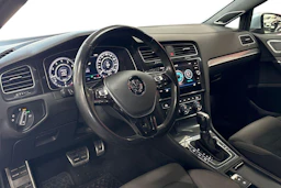 punainen Volkswagen Golf 2017 kuva 3.