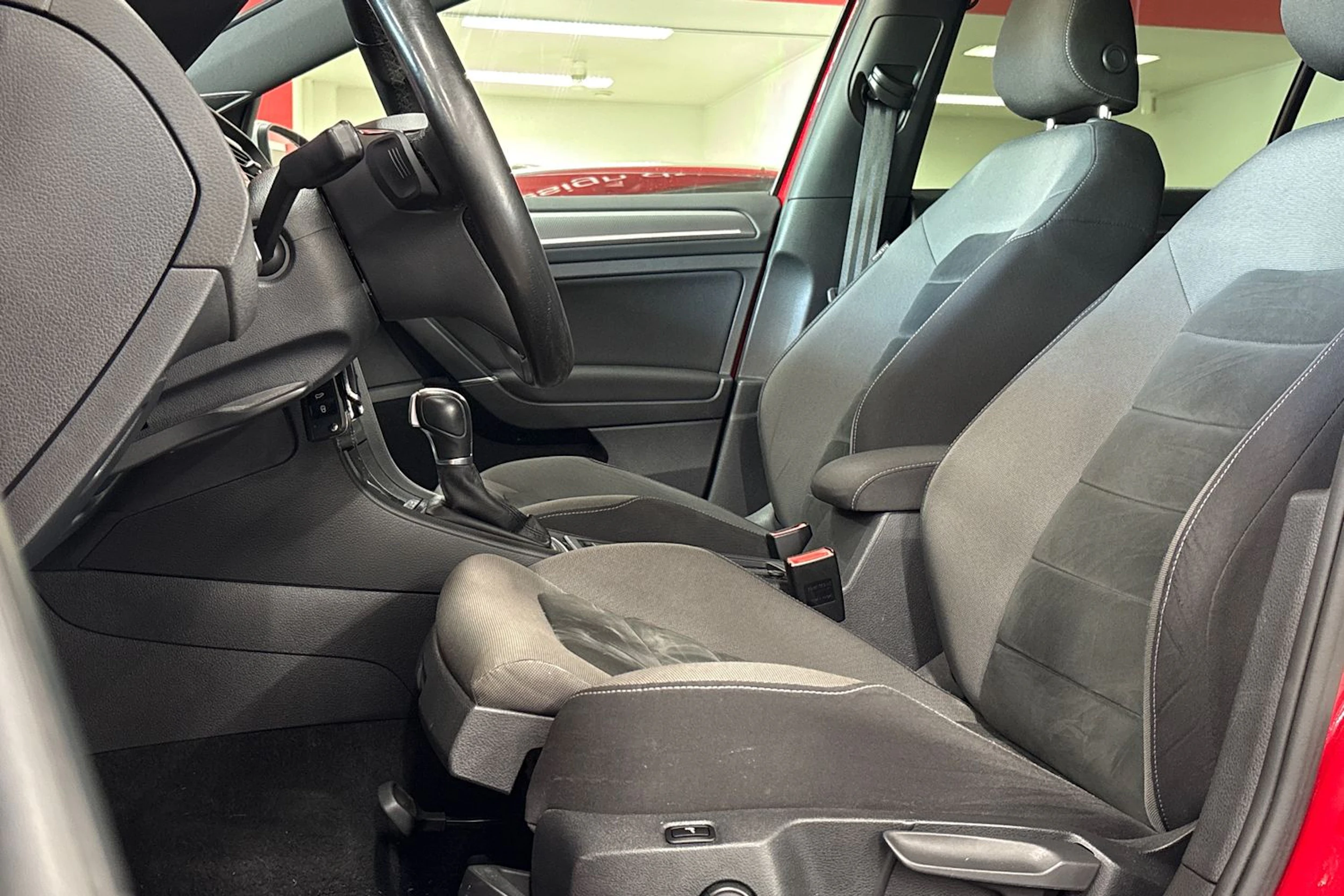 punainen Volkswagen Golf 2017 kuva 4.
