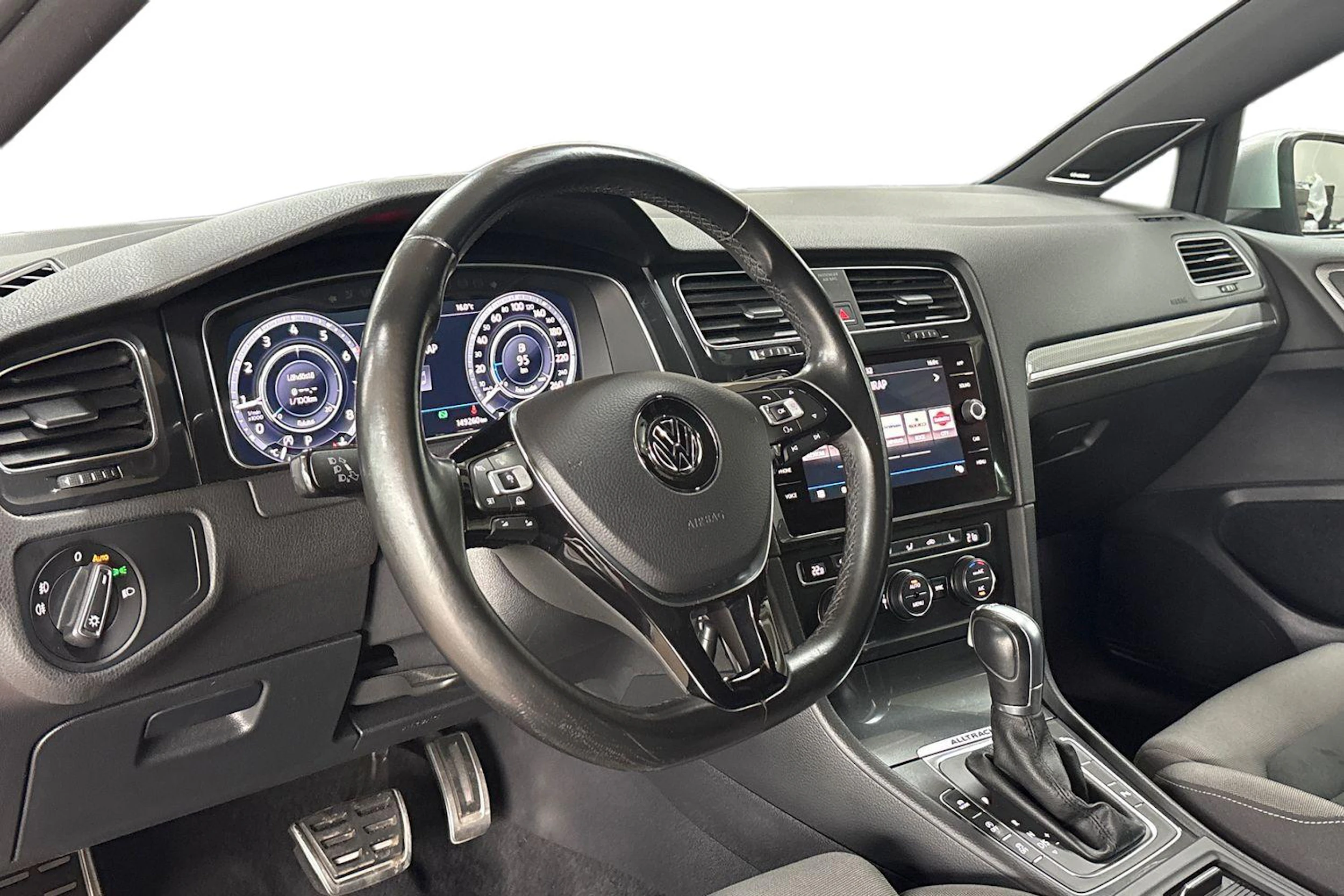 punainen Volkswagen Golf 2017 kuva 8.