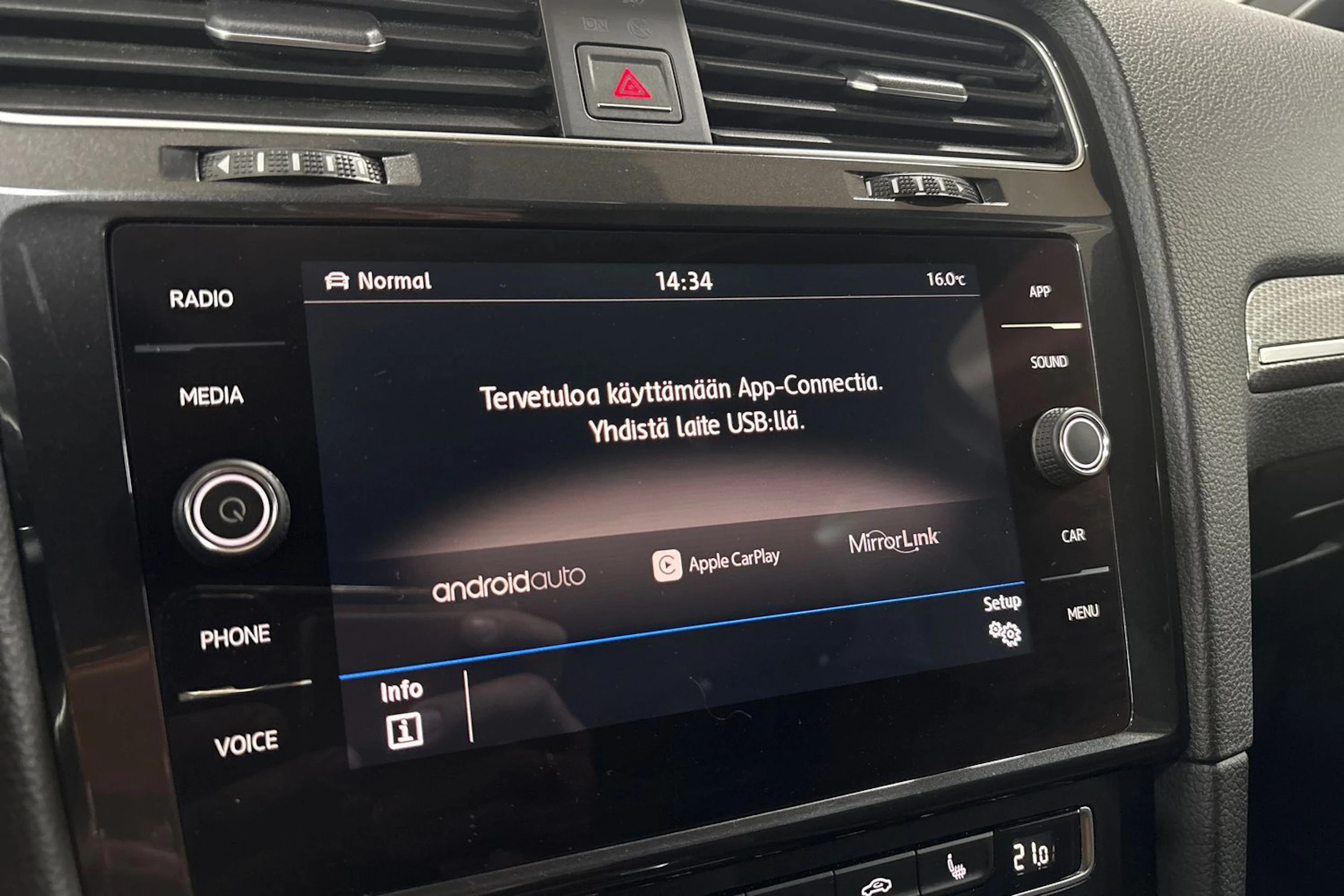 punainen Volkswagen Golf 2017 kuva 19.