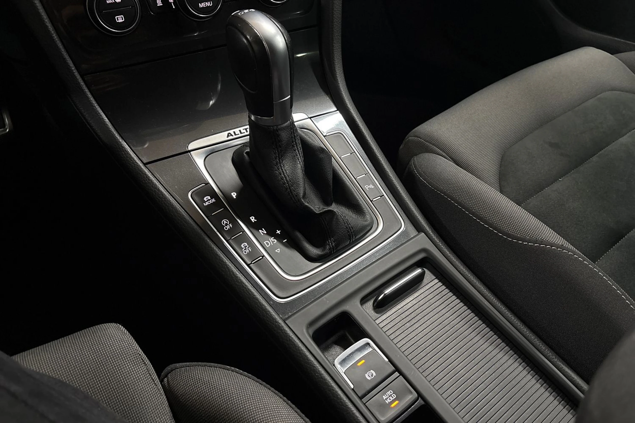 punainen Volkswagen Golf 2017 kuva 24.