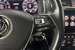 punainen Volkswagen Golf 2017 kuva 26.