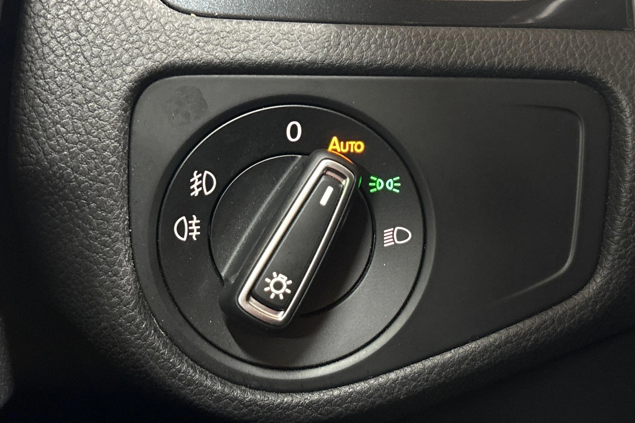 punainen Volkswagen Golf 2017 kuva 28.
