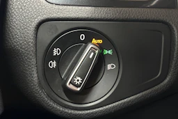punainen Volkswagen Golf 2017 kuva 28.