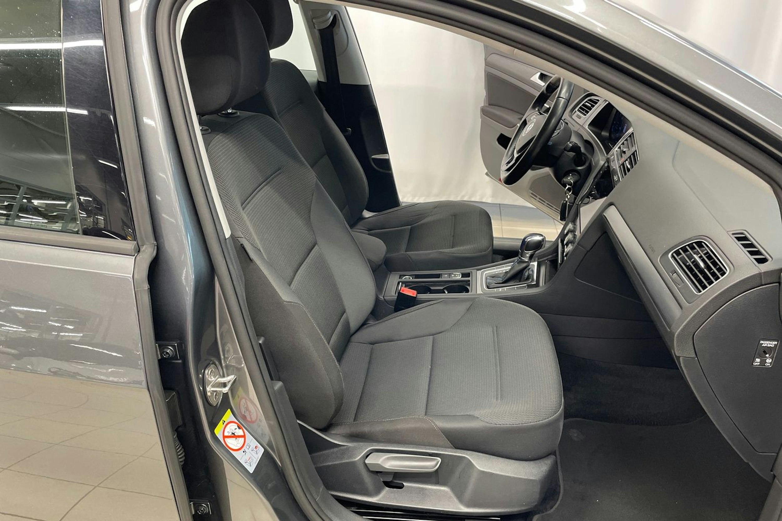 Harmaa Volkswagen GOLF 2018 kuva 21.