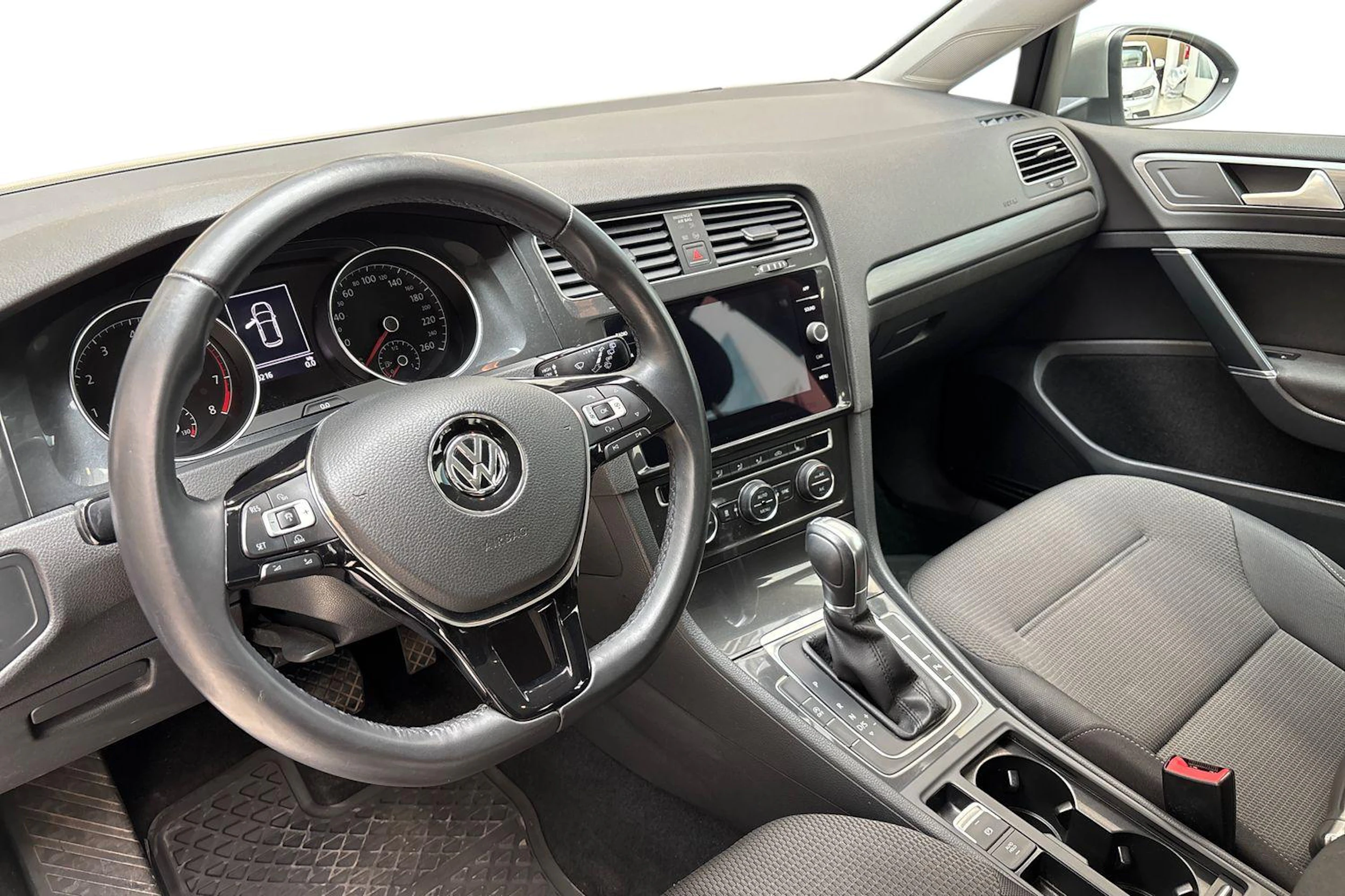 harmaa Volkswagen Golf 2018 kuva 8.