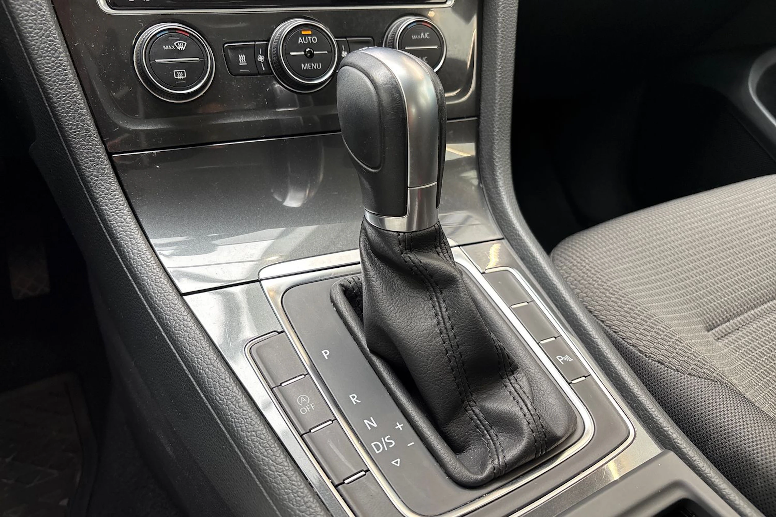 harmaa Volkswagen Golf 2018 kuva 23.