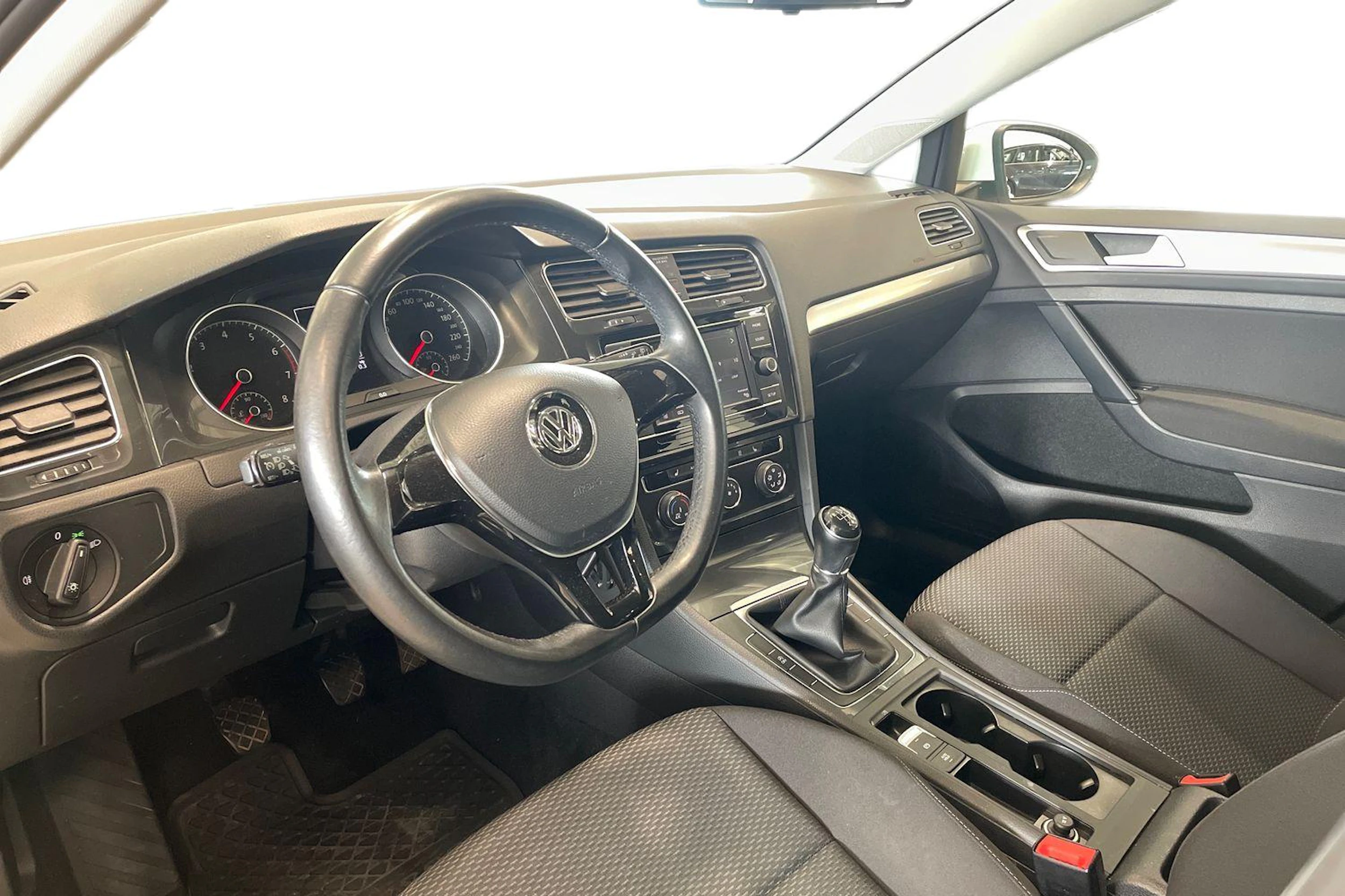 valkoinen Volkswagen Golf 2018 kuva 8.