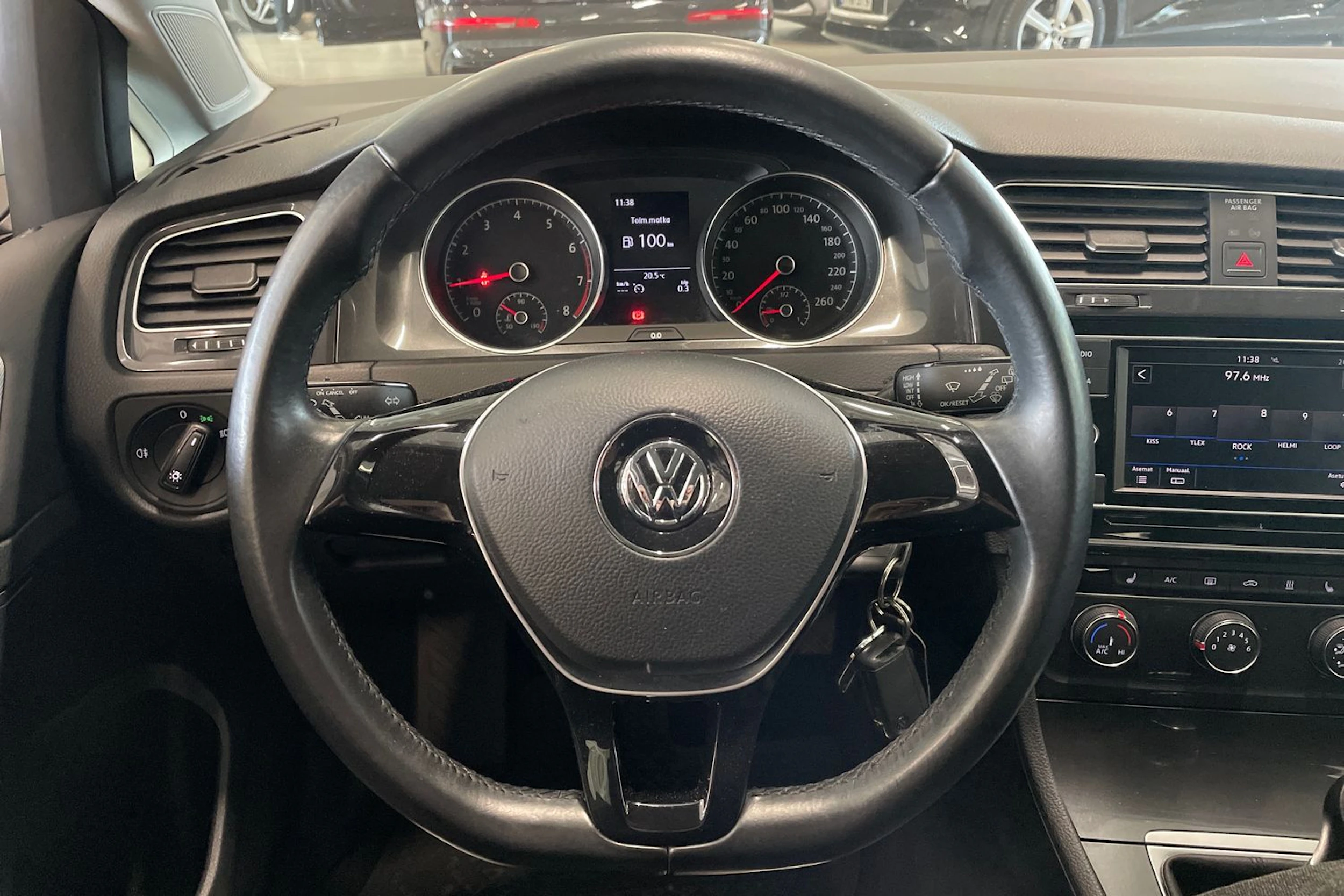 valkoinen Volkswagen Golf 2018 kuva 15.