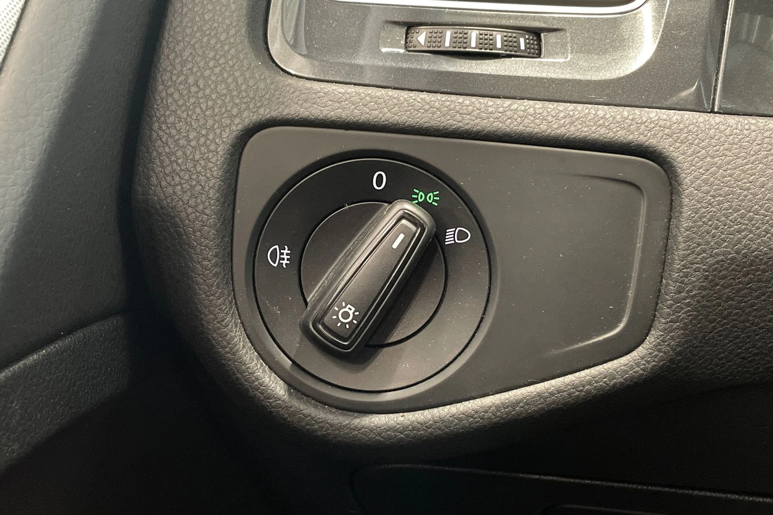 valkoinen Volkswagen Golf 2018 kuva 19.
