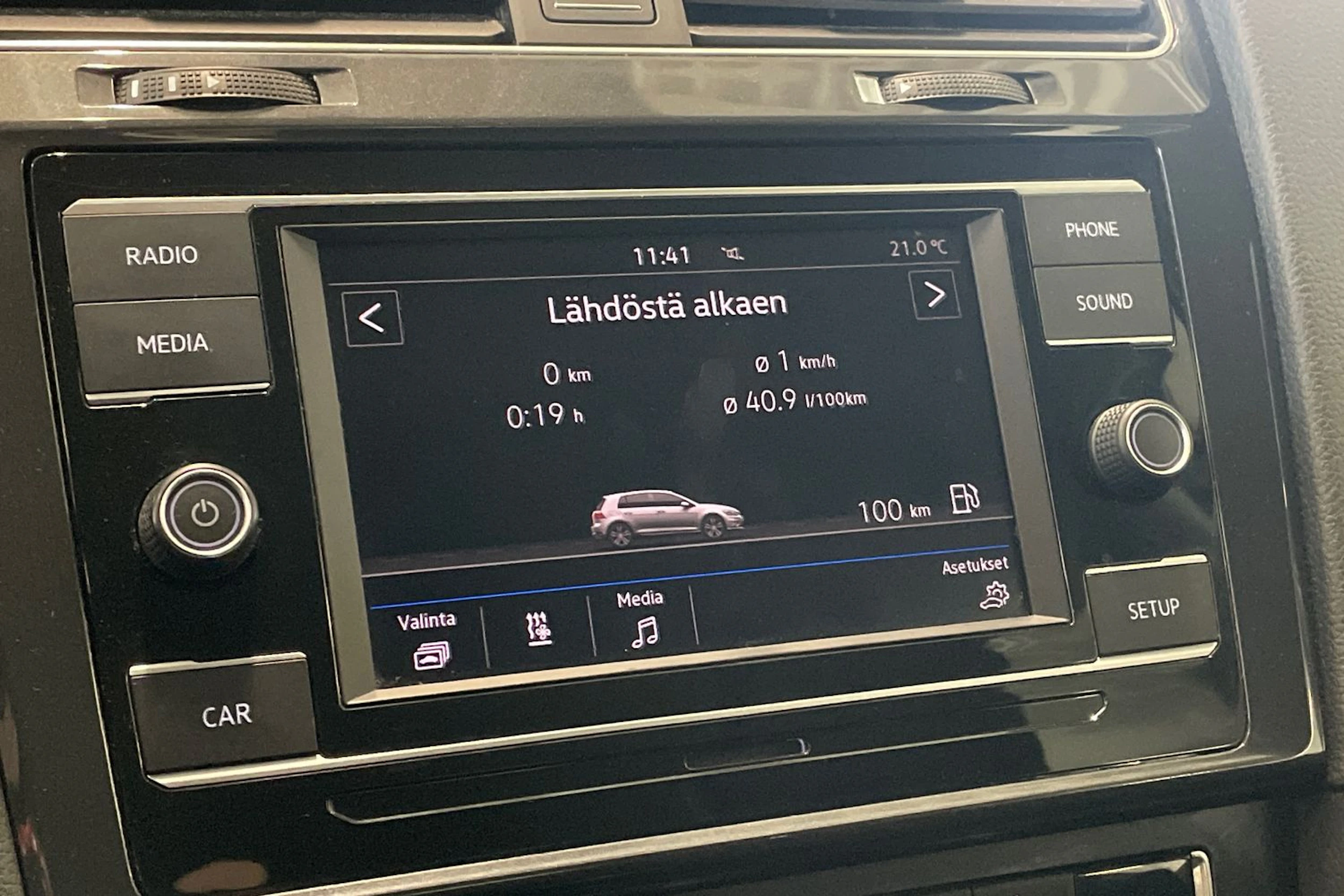 valkoinen Volkswagen Golf 2018 kuva 23.