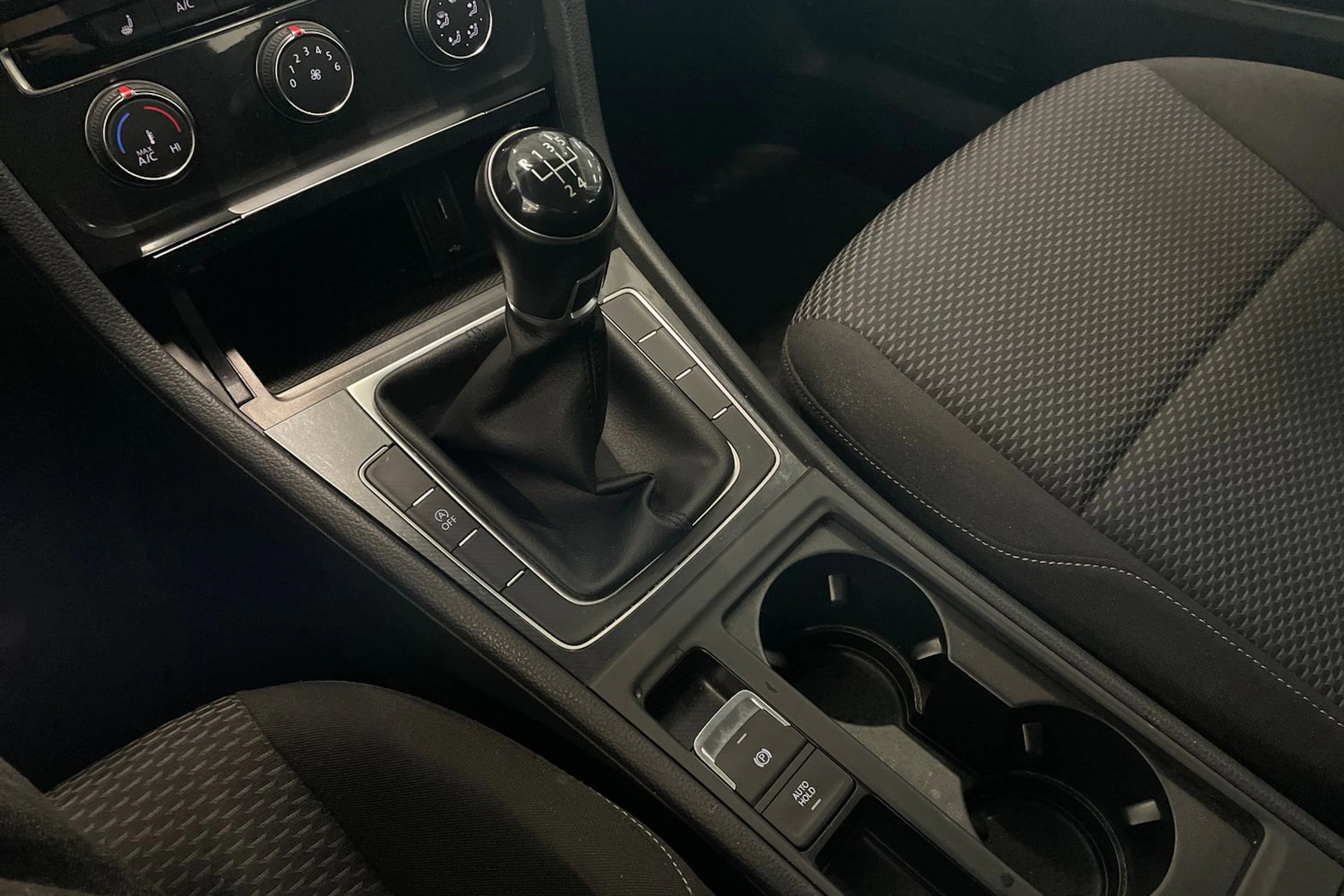 valkoinen Volkswagen Golf 2018 kuva 28.