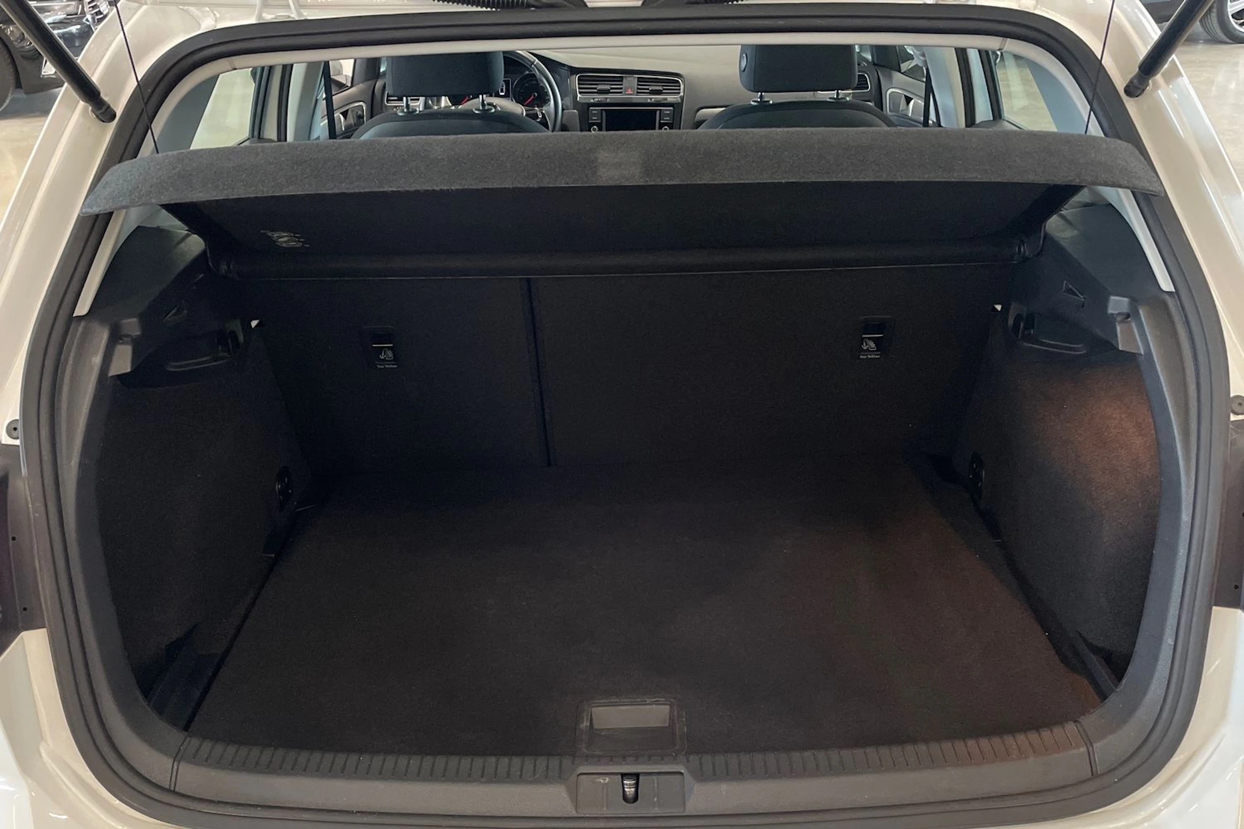 valkoinen Volkswagen Golf 2018 kuva 30.
