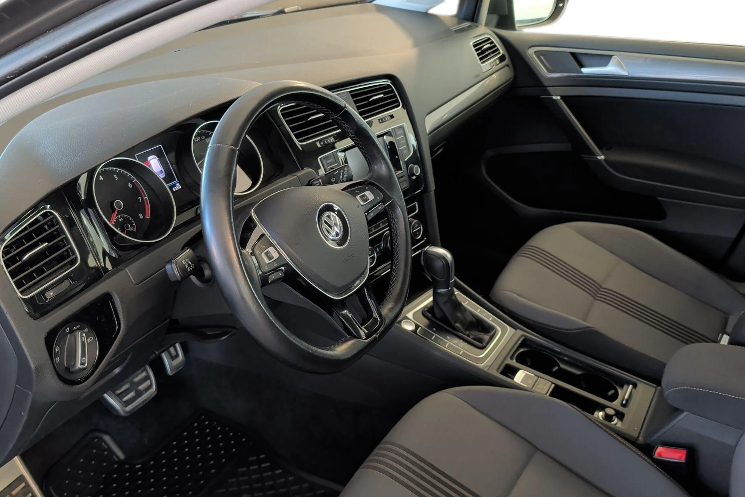 harmaa Volkswagen Golf 2017 kuva 6.