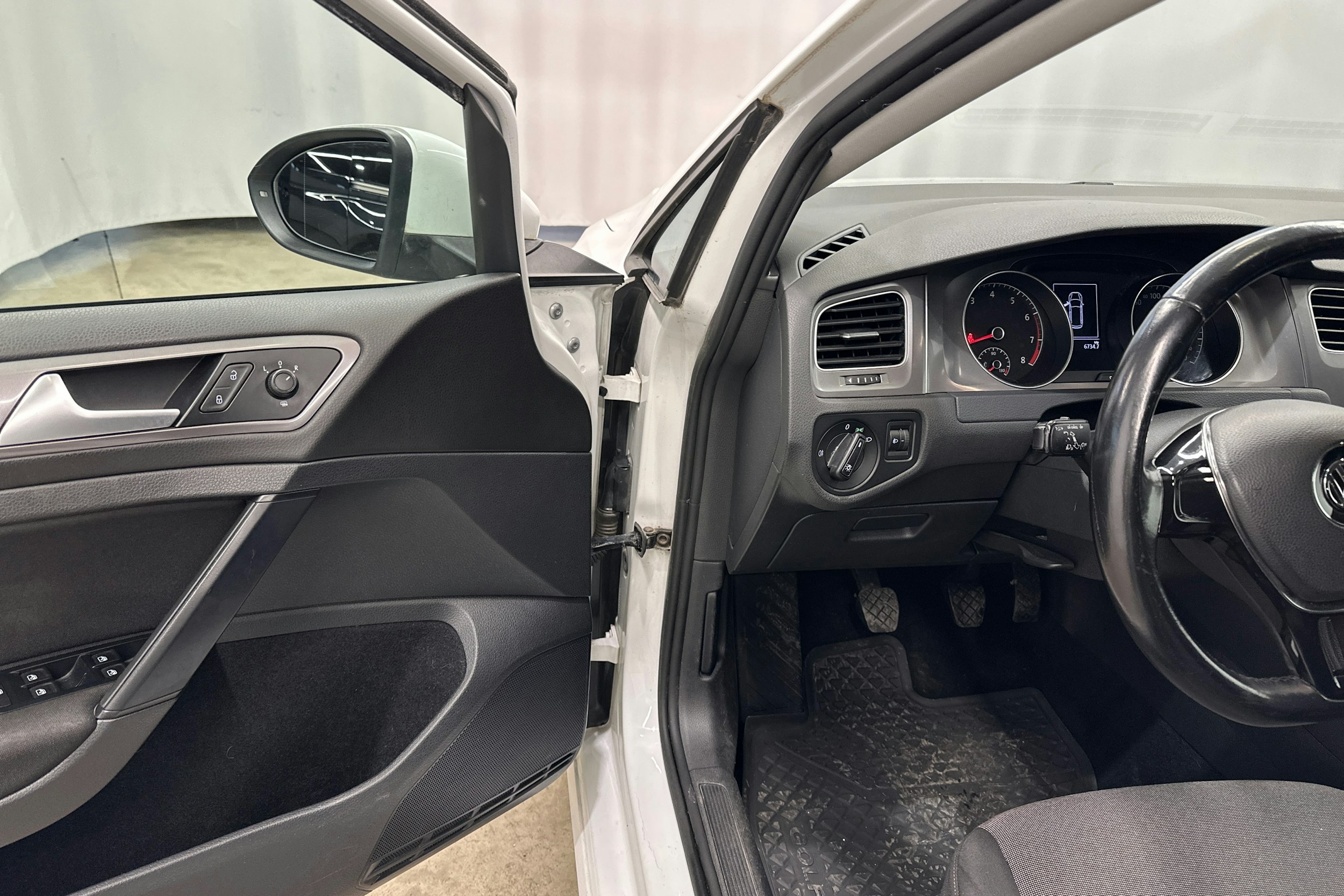 valkoinen Volkswagen Golf 2017 kuva 11.