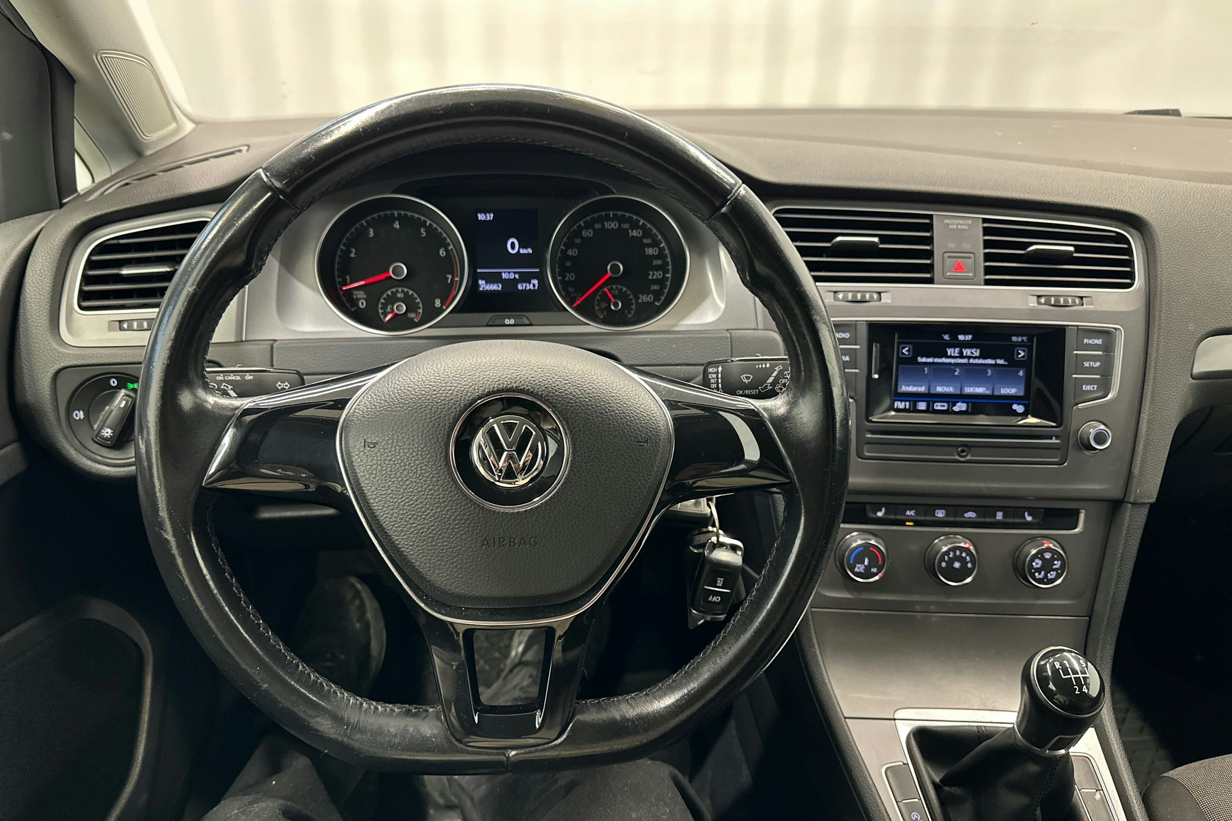 valkoinen Volkswagen Golf 2017 kuva 12.