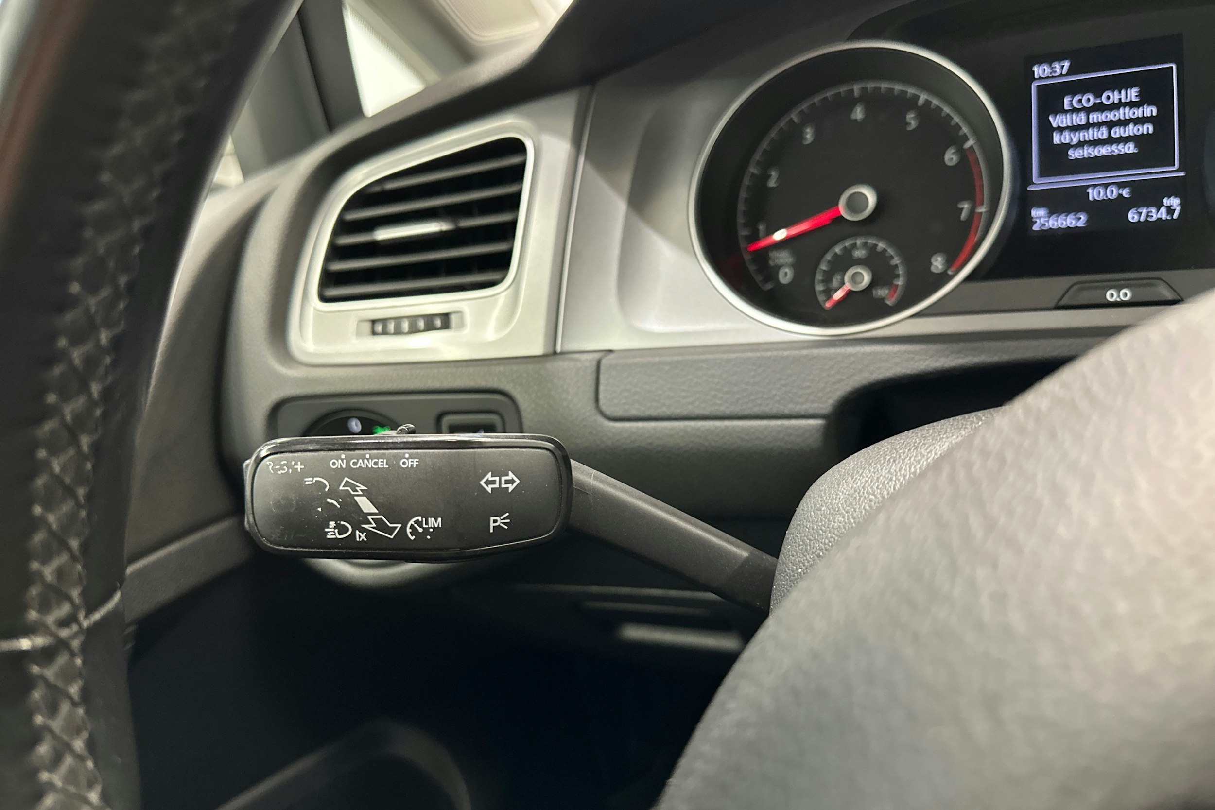 valkoinen Volkswagen Golf 2017 kuva 13.