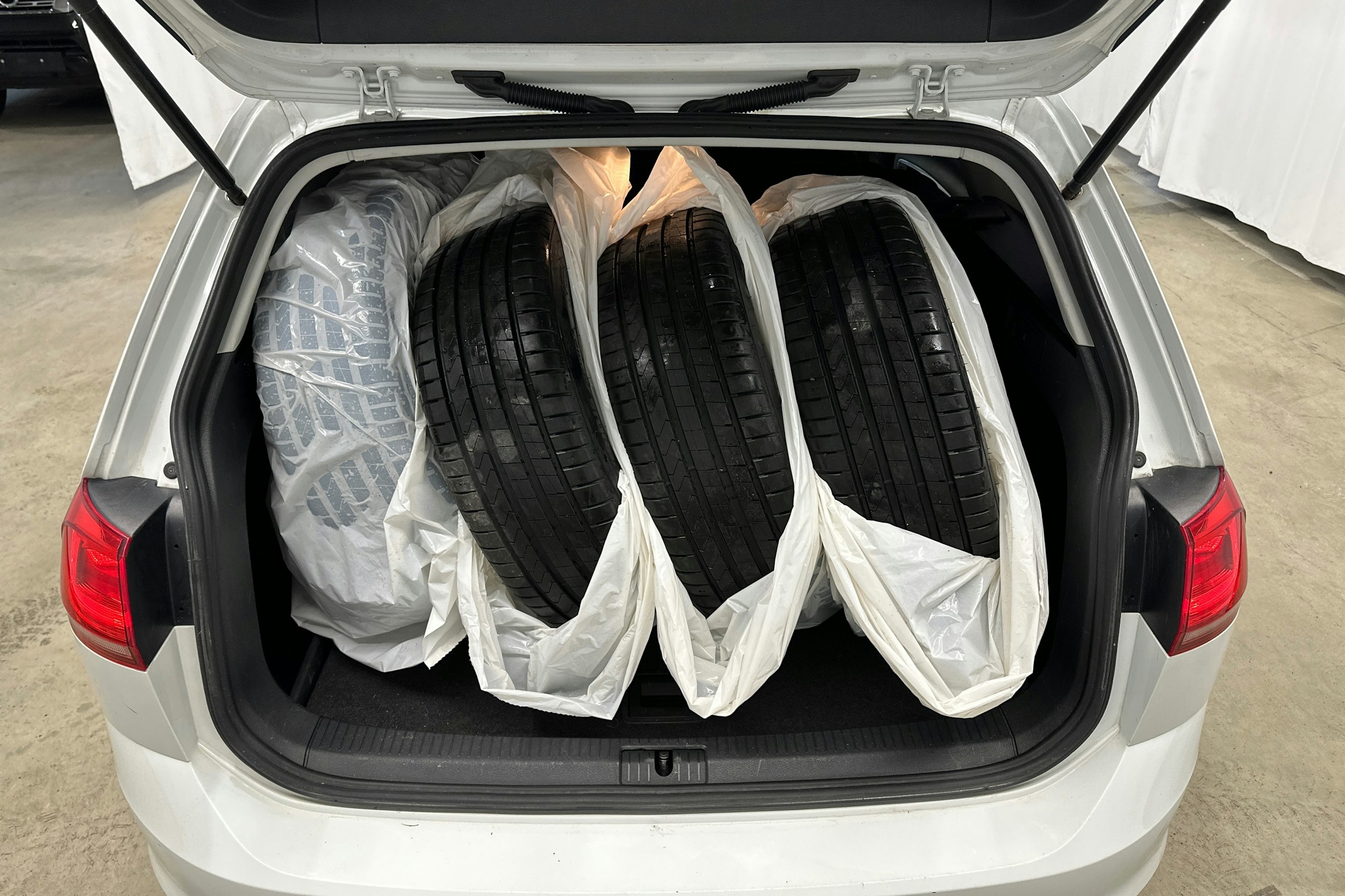 valkoinen Volkswagen Golf 2017 kuva 19.