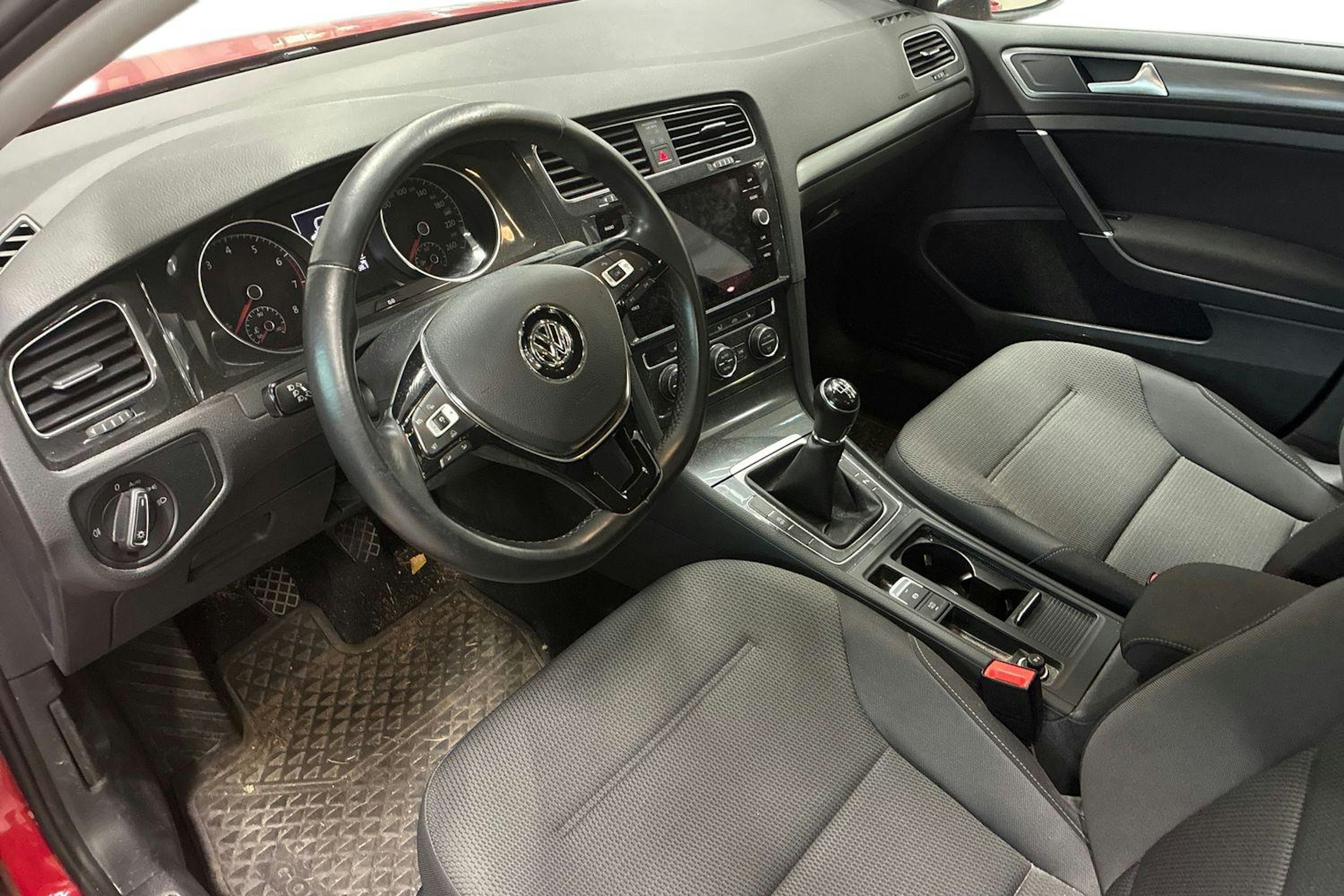 Punainen Volkswagen GOLF 2017 kuva 3.