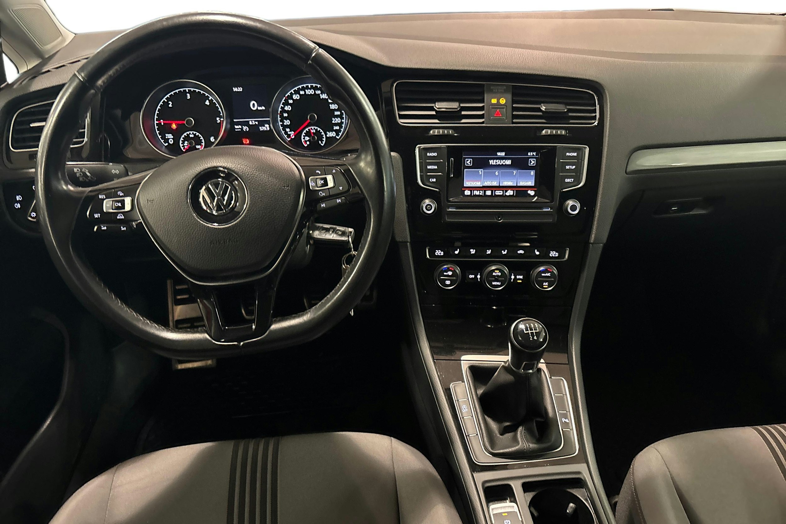 Punainen Volkswagen Golf 2017 kuva 9.