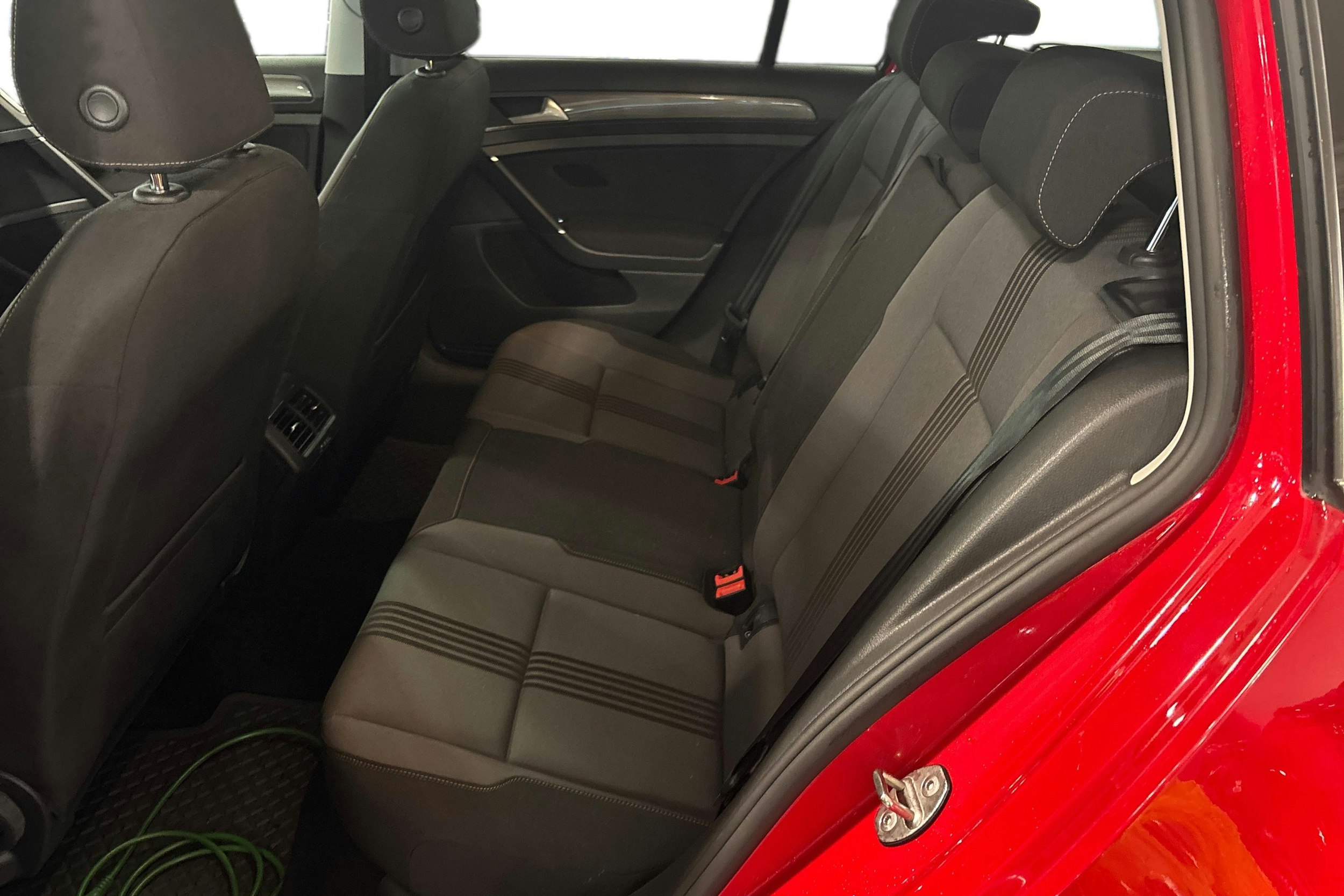 Punainen Volkswagen Golf 2017 kuva 10.