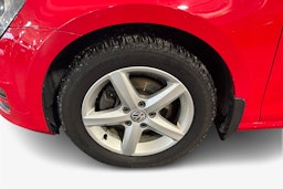 Punainen Volkswagen Golf 2017 kuva 11.