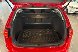 Punainen Volkswagen Golf 2017 kuva 14.