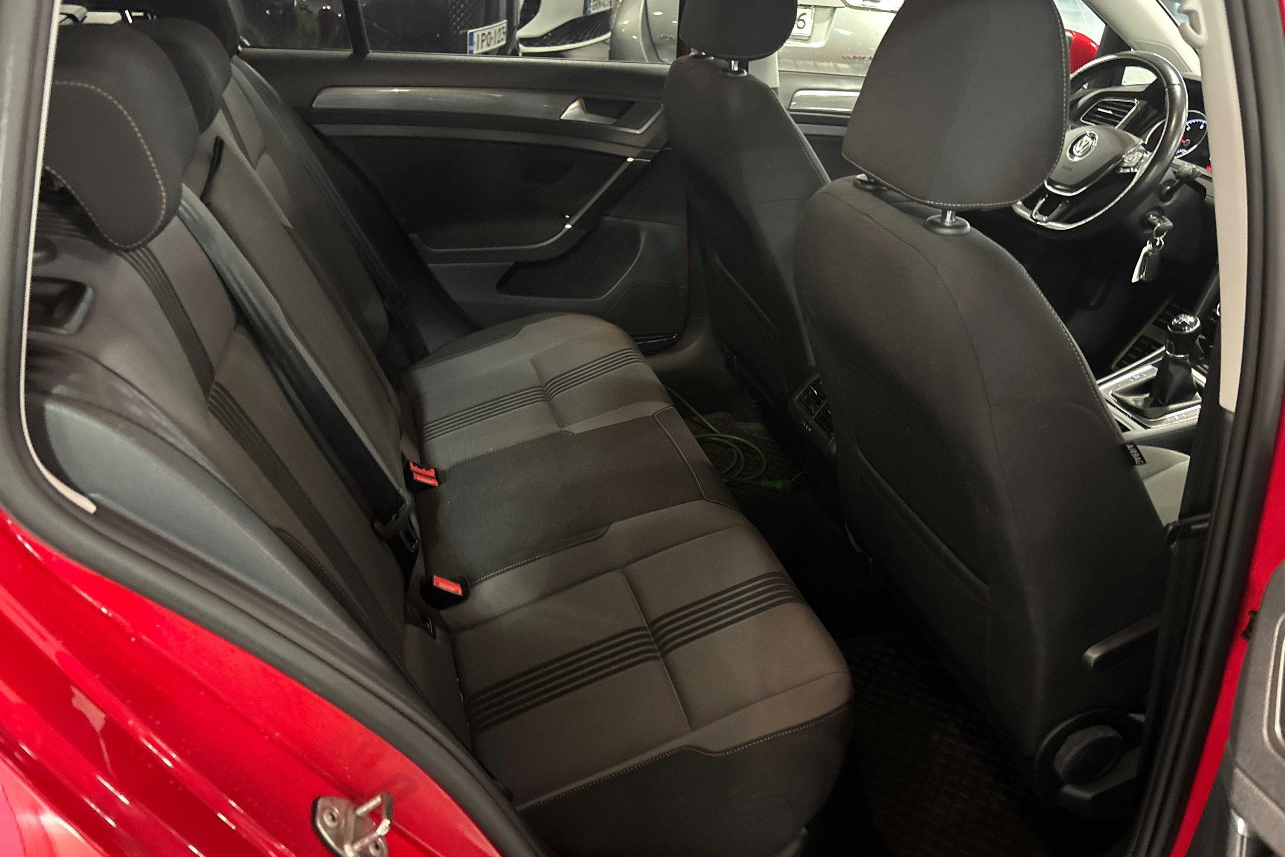 Punainen Volkswagen Golf 2017 kuva 16.