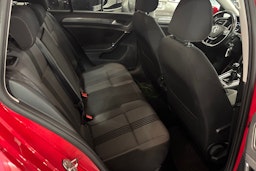 Punainen Volkswagen Golf 2017 kuva 16.