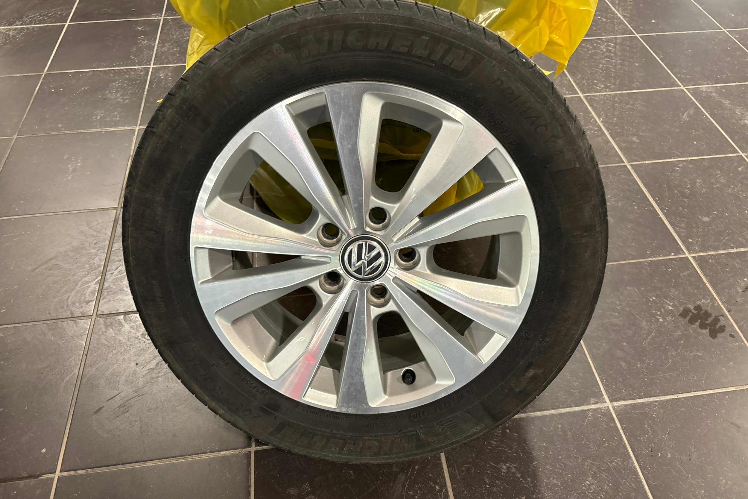 Punainen Volkswagen Golf 2017 kuva 17.