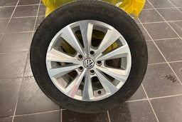 Punainen Volkswagen Golf 2017 kuva 17.