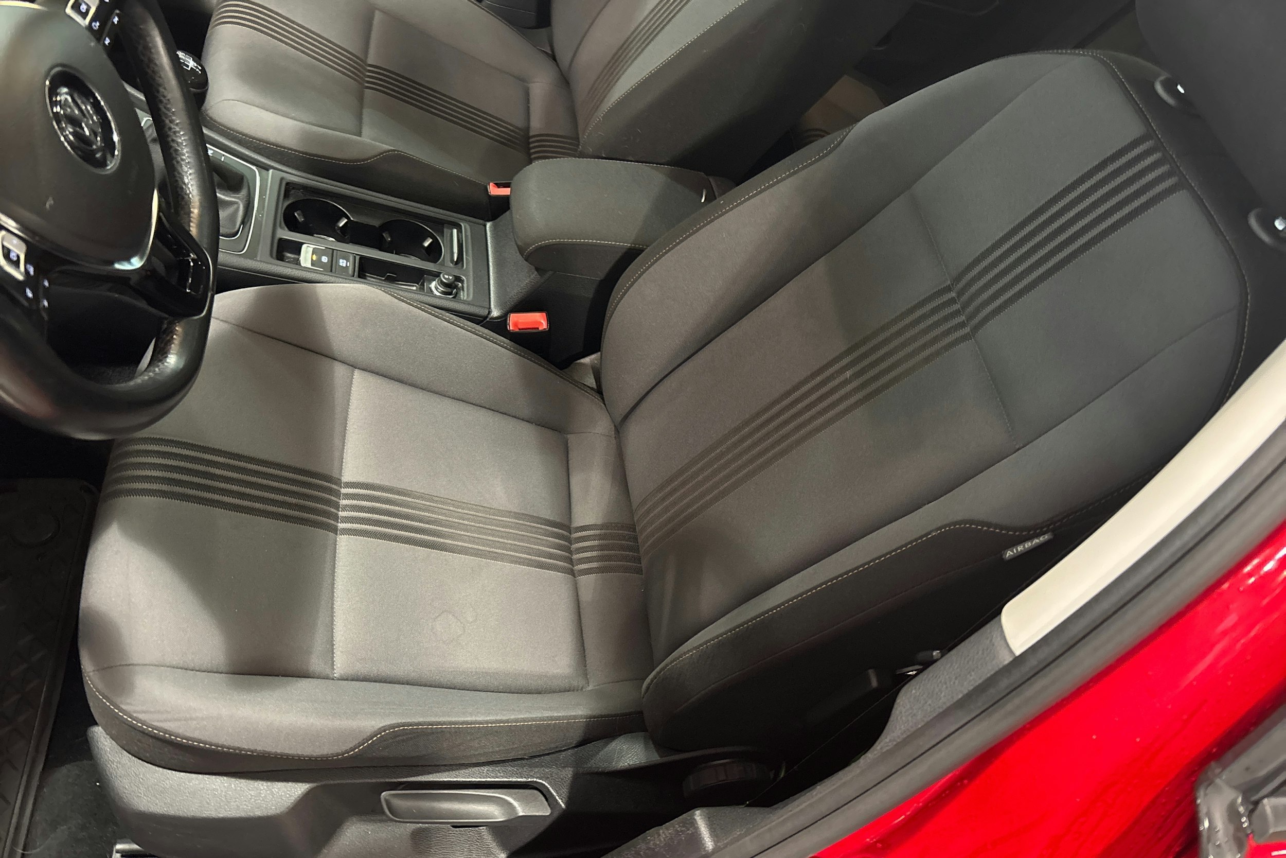 Punainen Volkswagen Golf 2017 kuva 21.